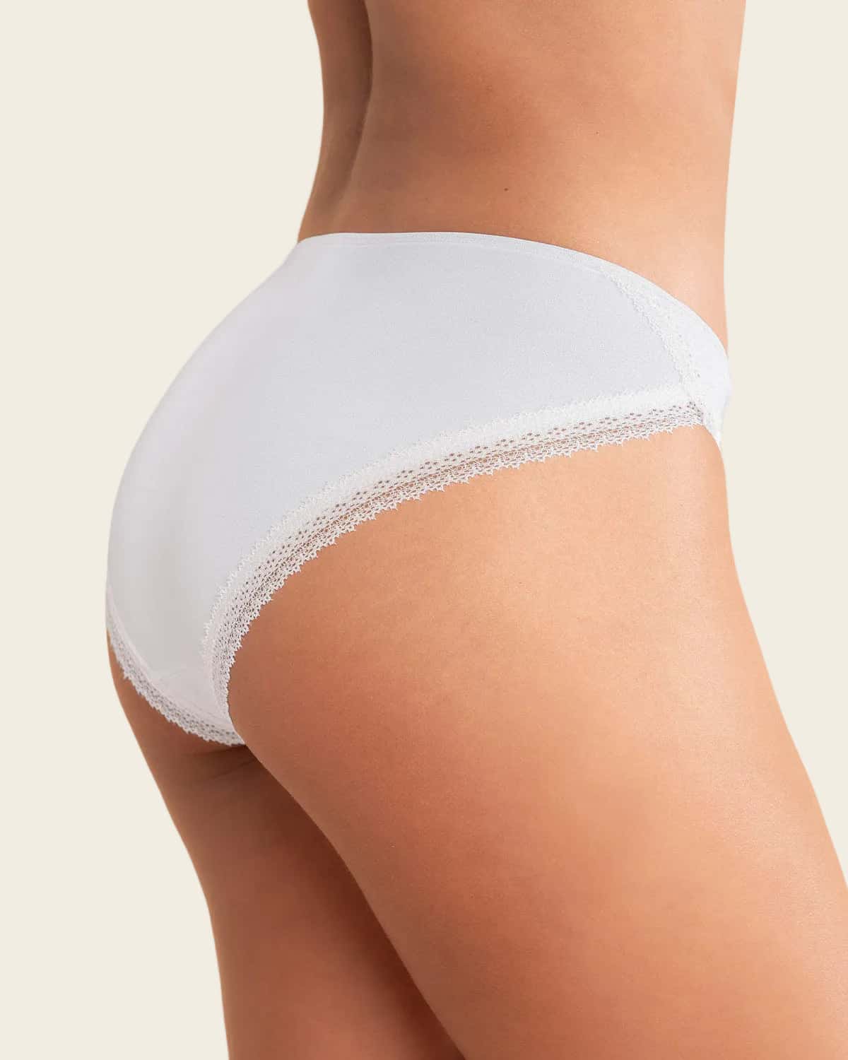 Panty tipo bikini con encaje decorativo en piernas