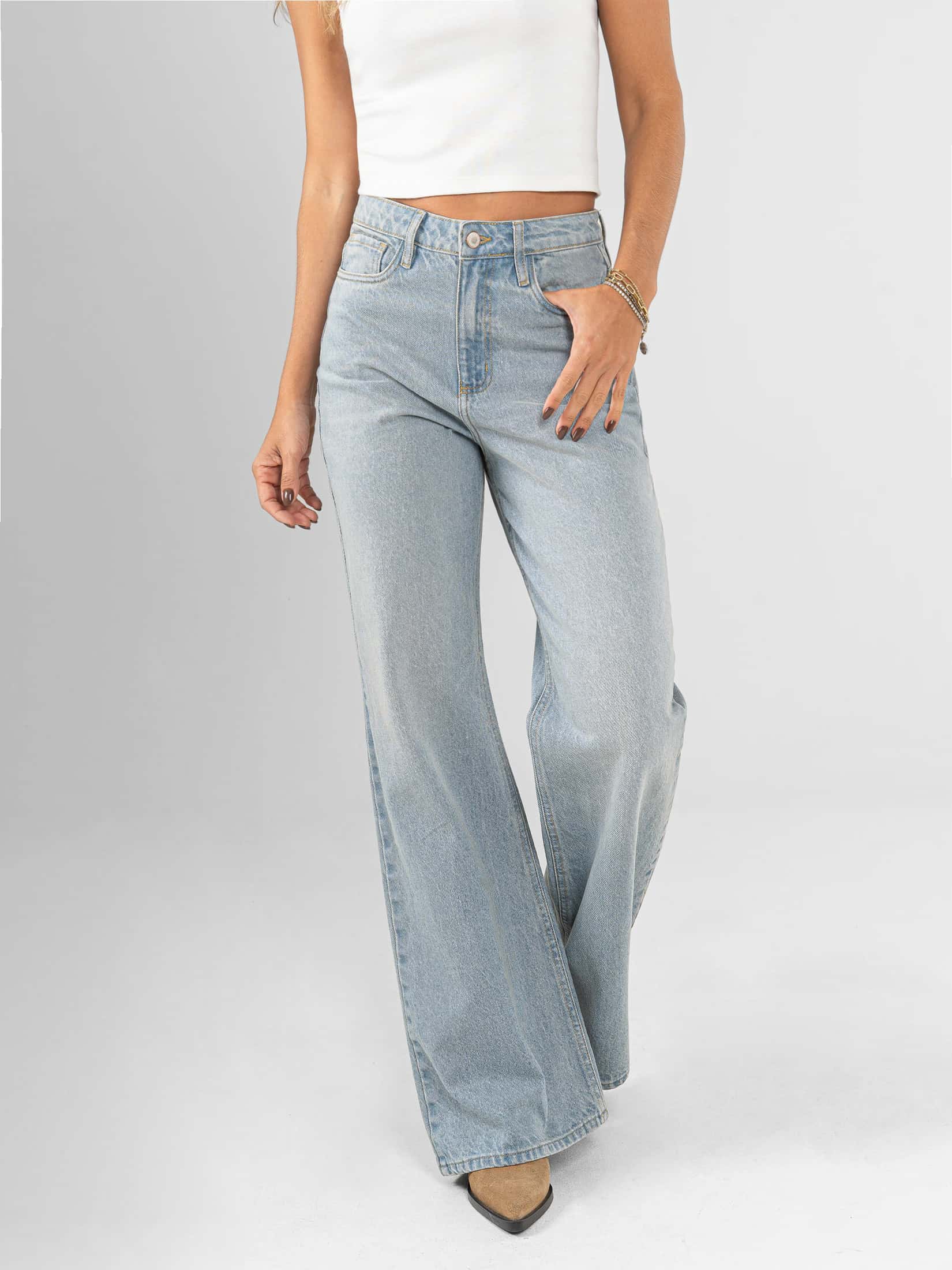 Ref: 066427 Jean Mom Flare, rígido, tiro alto, tono azul medio.