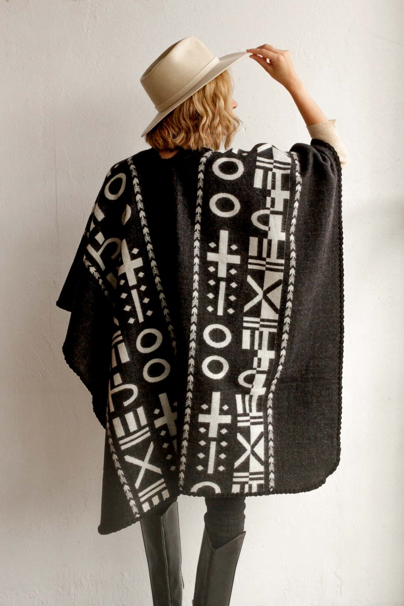Poncho XO - Negro y blanco. - miniatura 10