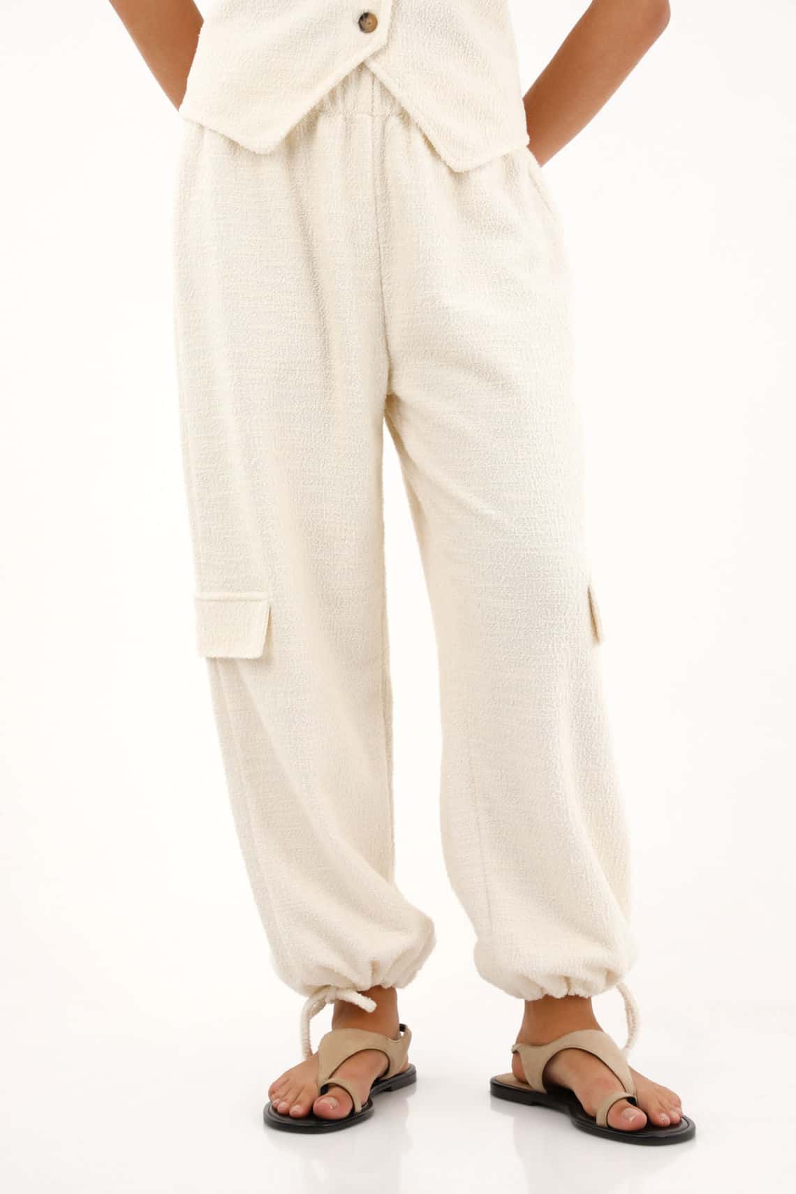 Pantalón jogger tipo tweed crudo para mujer