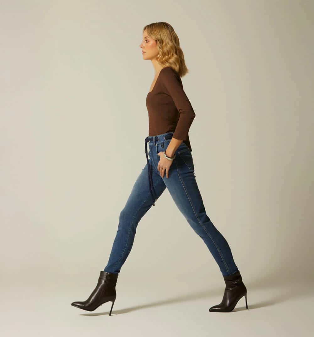 Jean skinny tiro alto ojaletes y cordon.