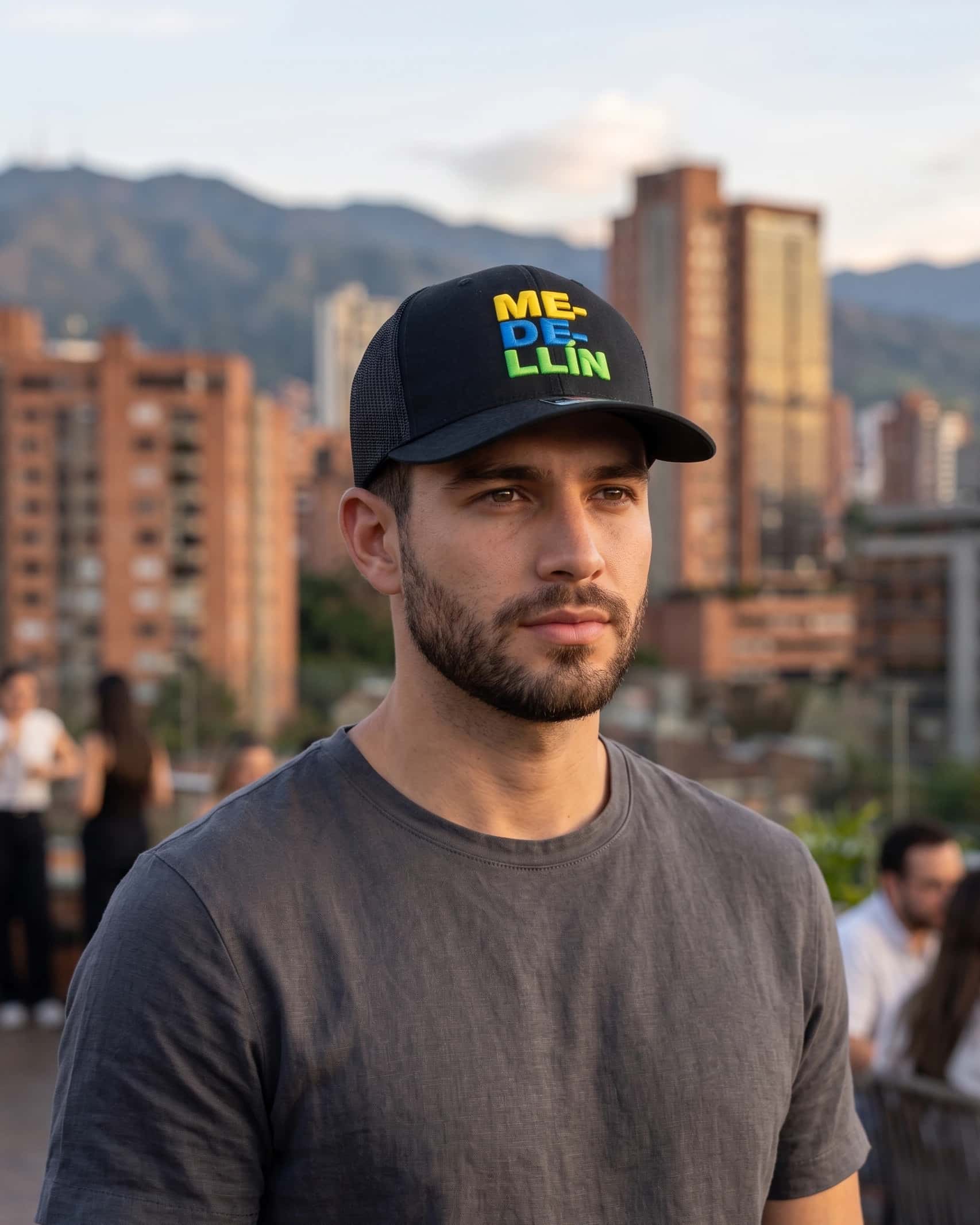 Gorra MEDELLIN Trucker Negra-Colores