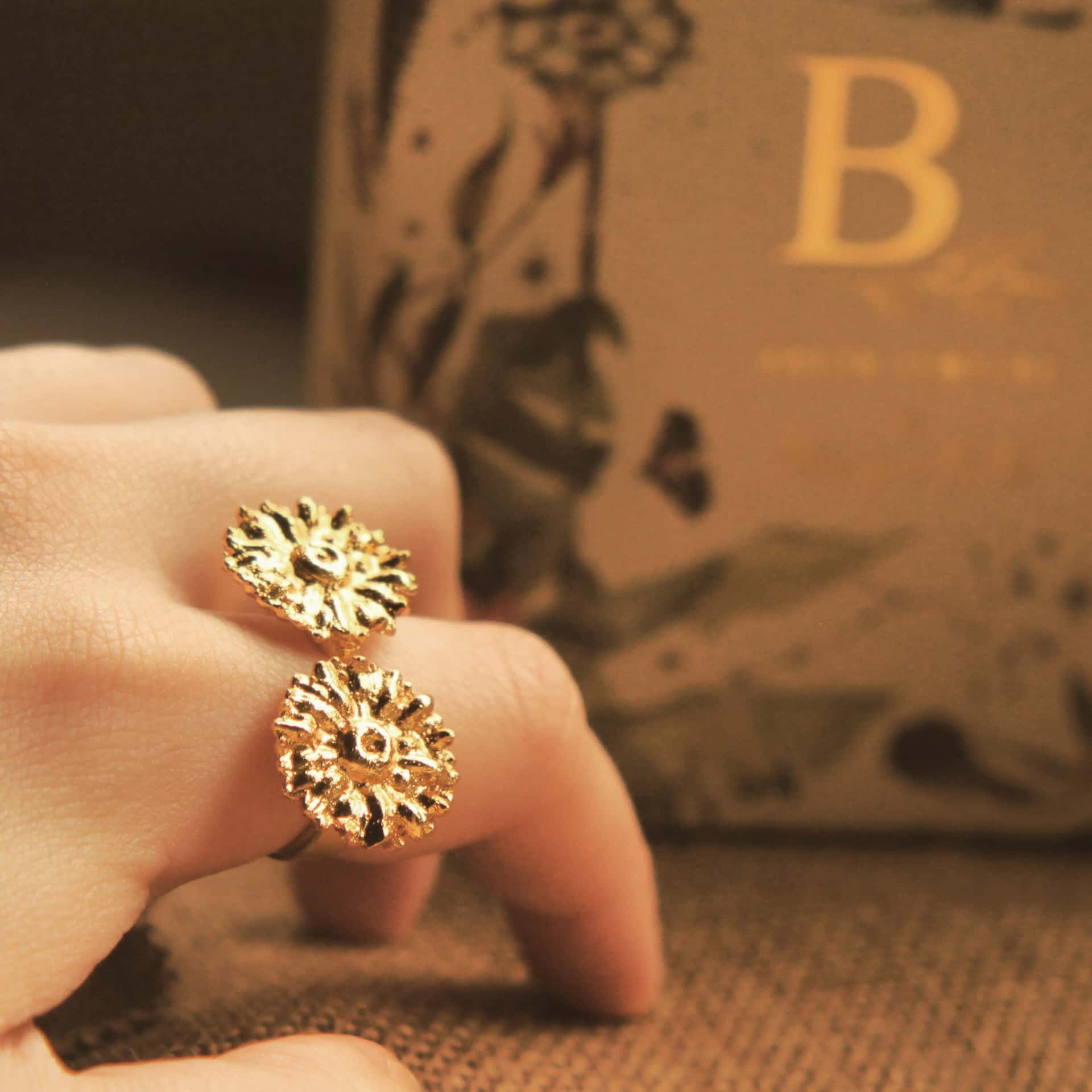 Anillo doble con flores de margarita pequeñas