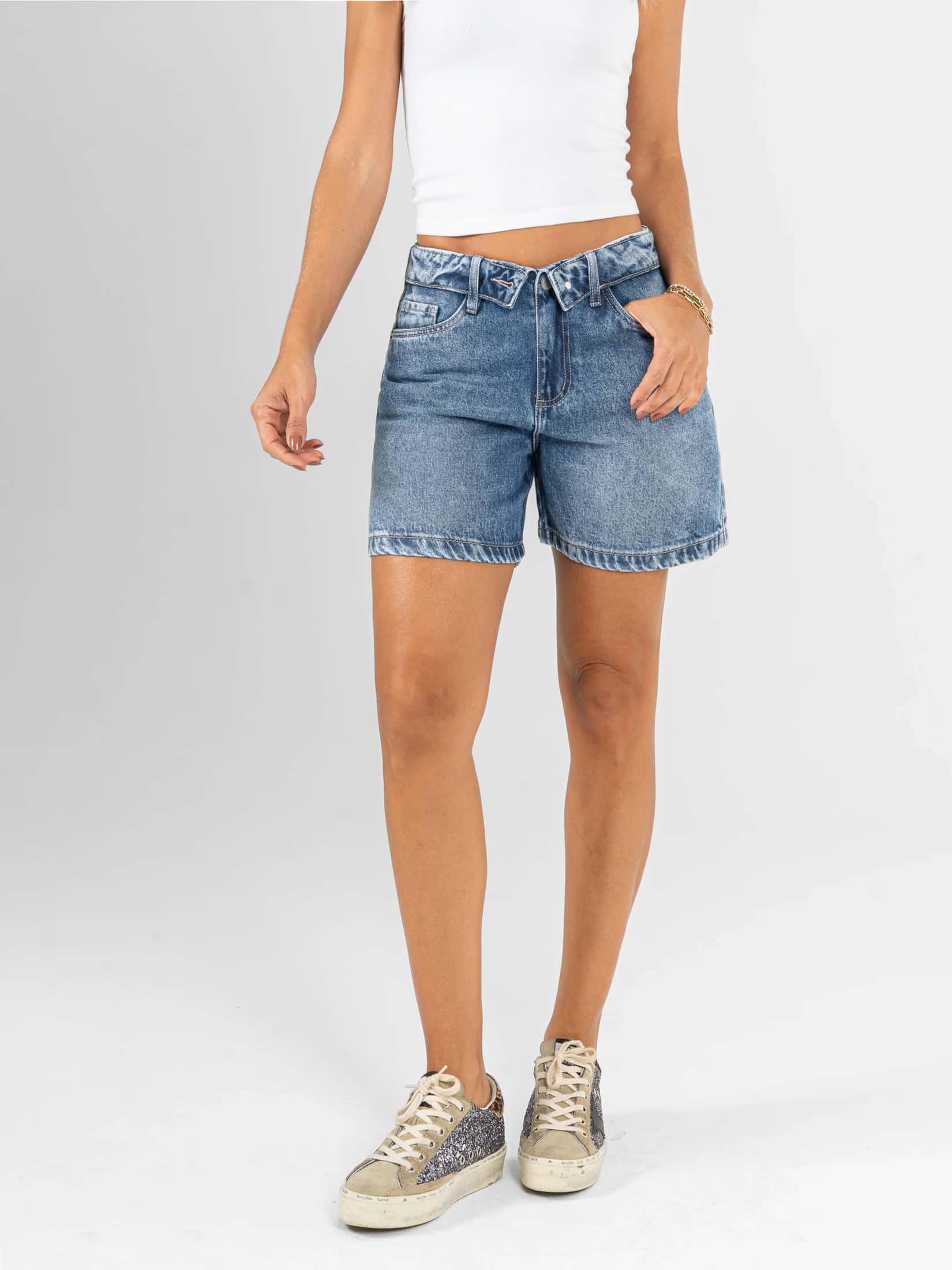 Ref: 066458 Short en denim rígido, tiro medio, detalle en pretina, tono azul medio.