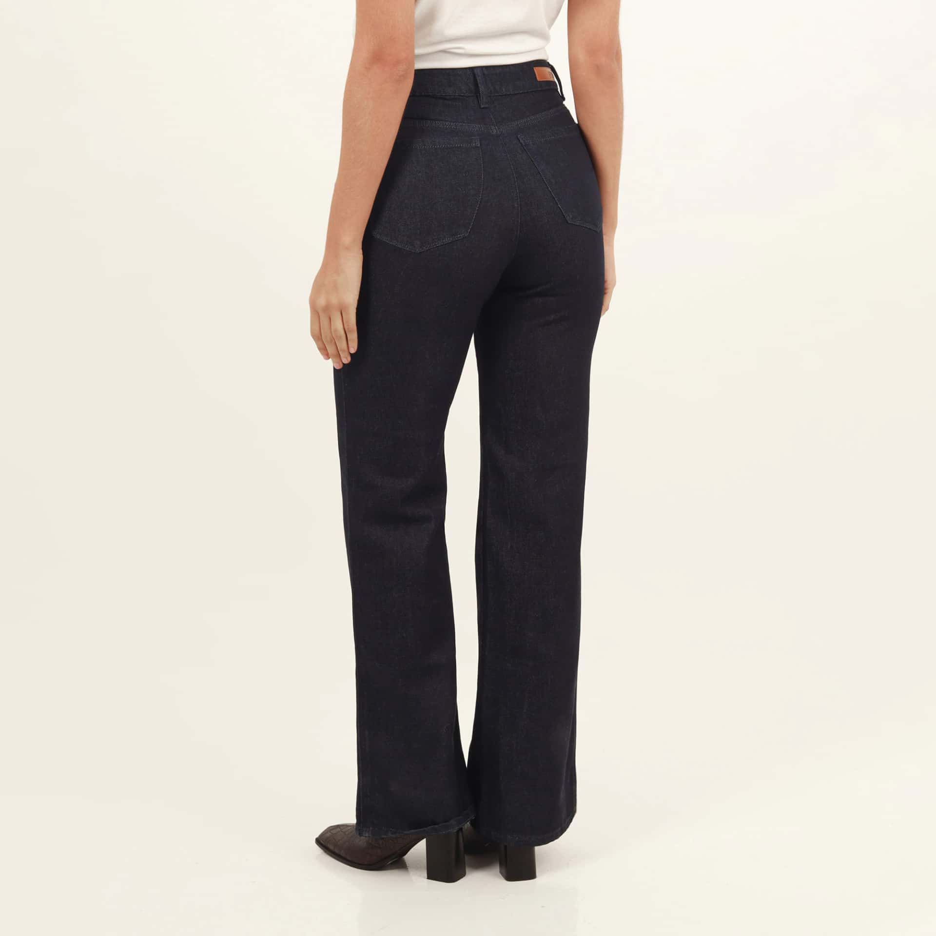 Jean Mom Tiro Super Alto Bota Flare - miniatura 5