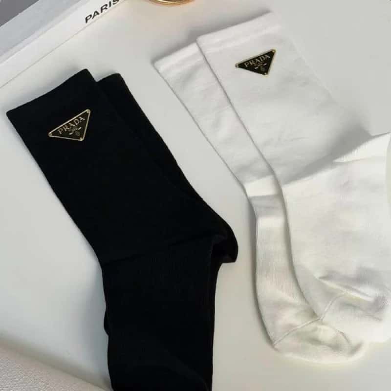 MEDIAS PRADA BLANCA Y NEGRA LOGO