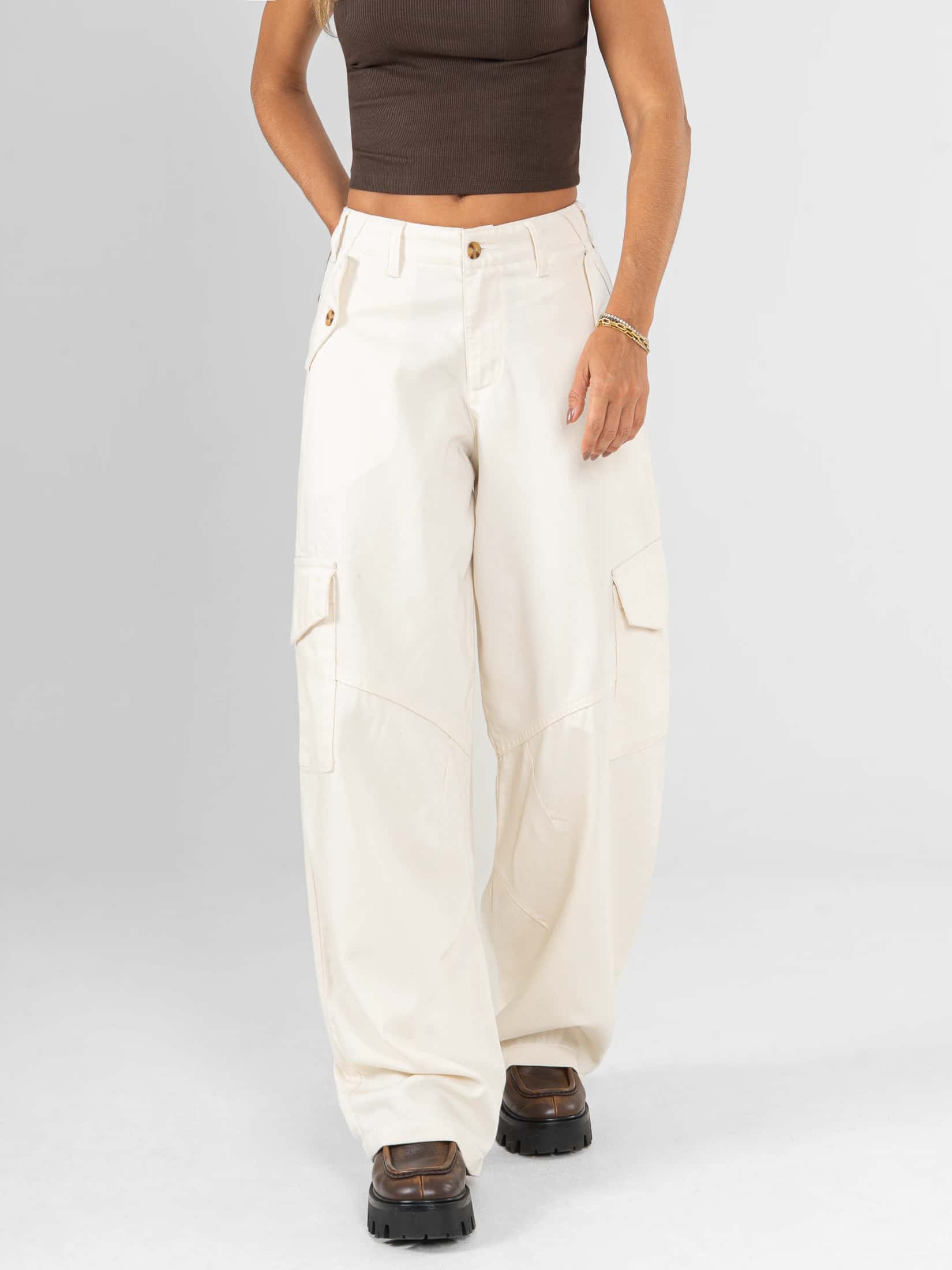 Ref: 0620406 Pantalón Cargo, rígido, tiro alto, bolsillos laterales, tono natural