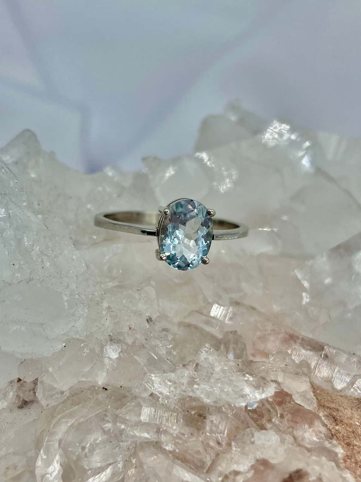 Anillo Aguamarina Óvalo Oro Blaco 18 K
