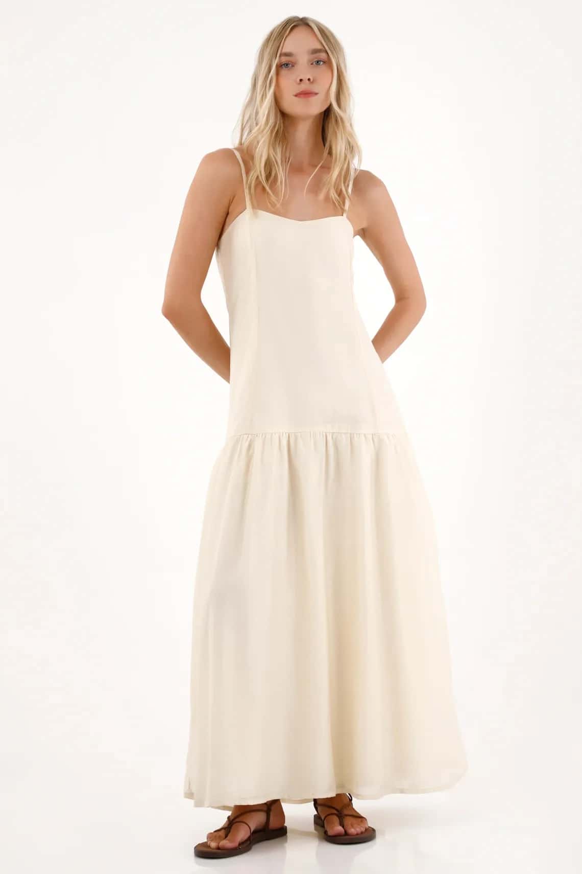 Vestido largo de tiras crudo con diseño limpio para mujer