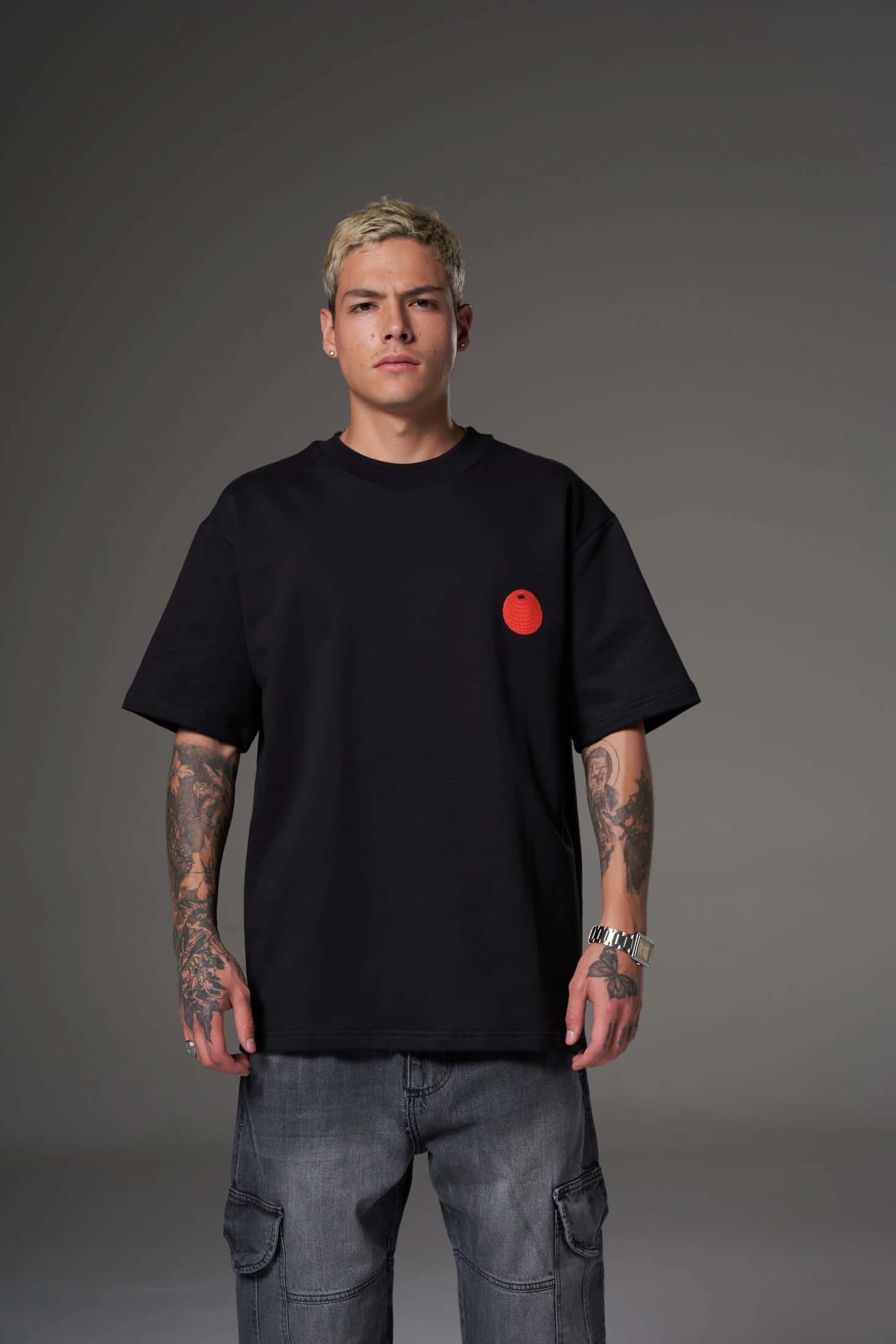 T shirt hyper red world negra  300 gramos