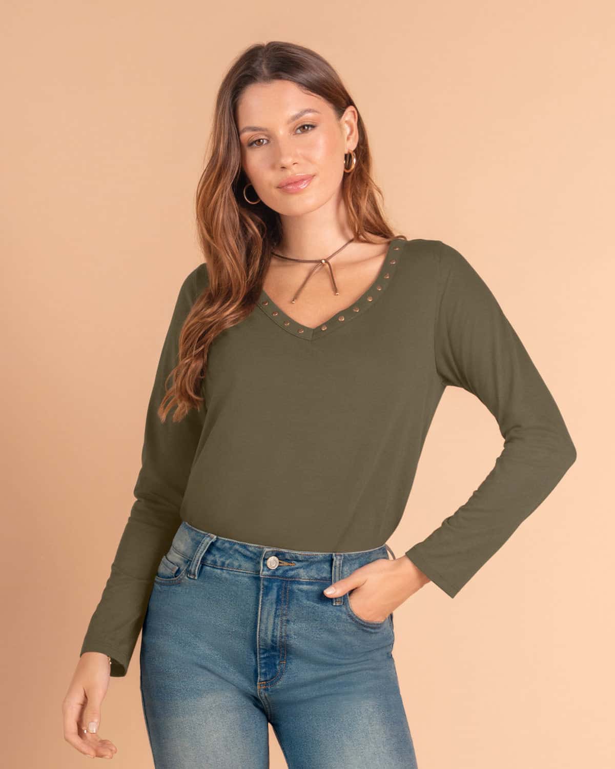 Camiseta manga larga con taches en cuello