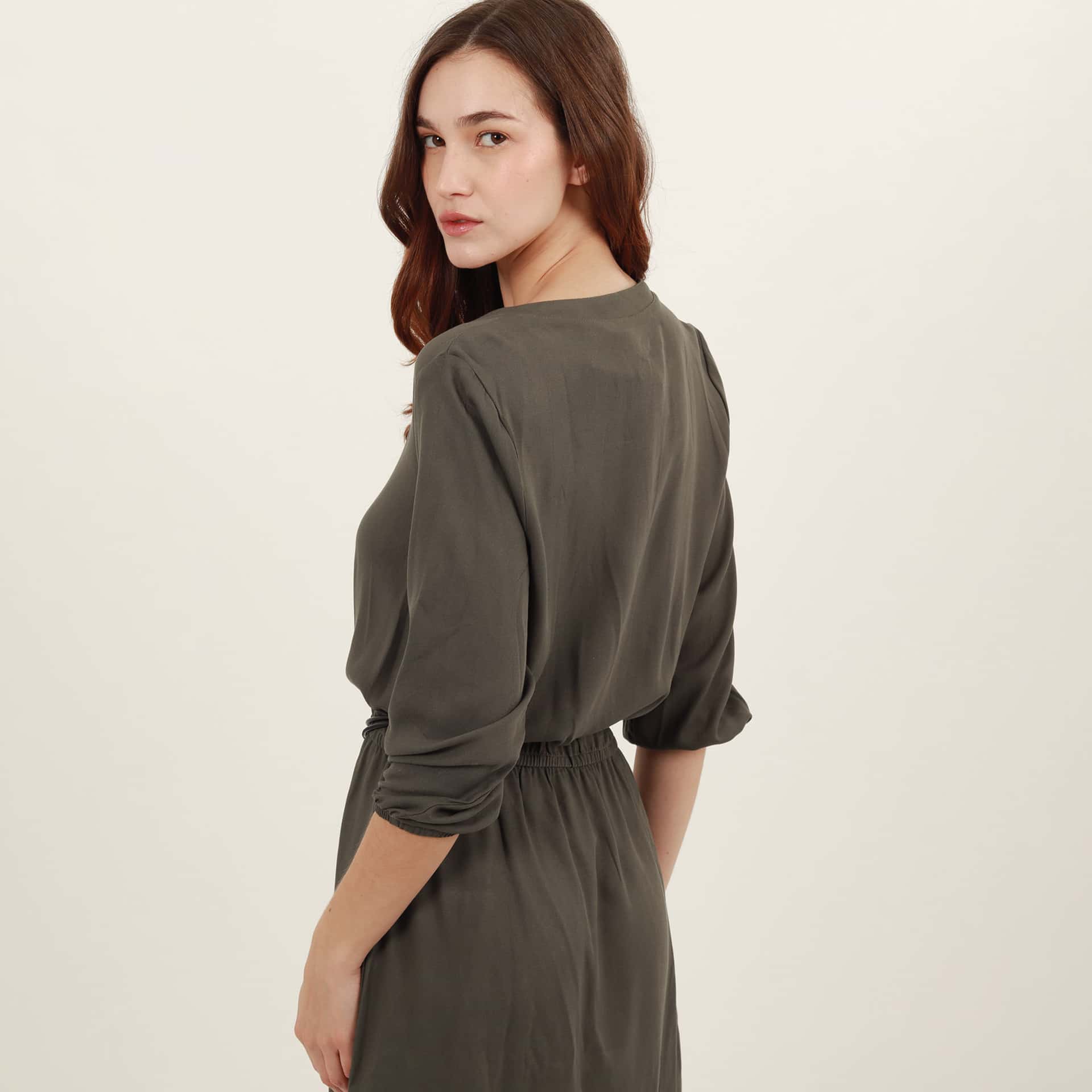 Vestido safary midi cuello nerú con ajuste en cintura - miniatura 11