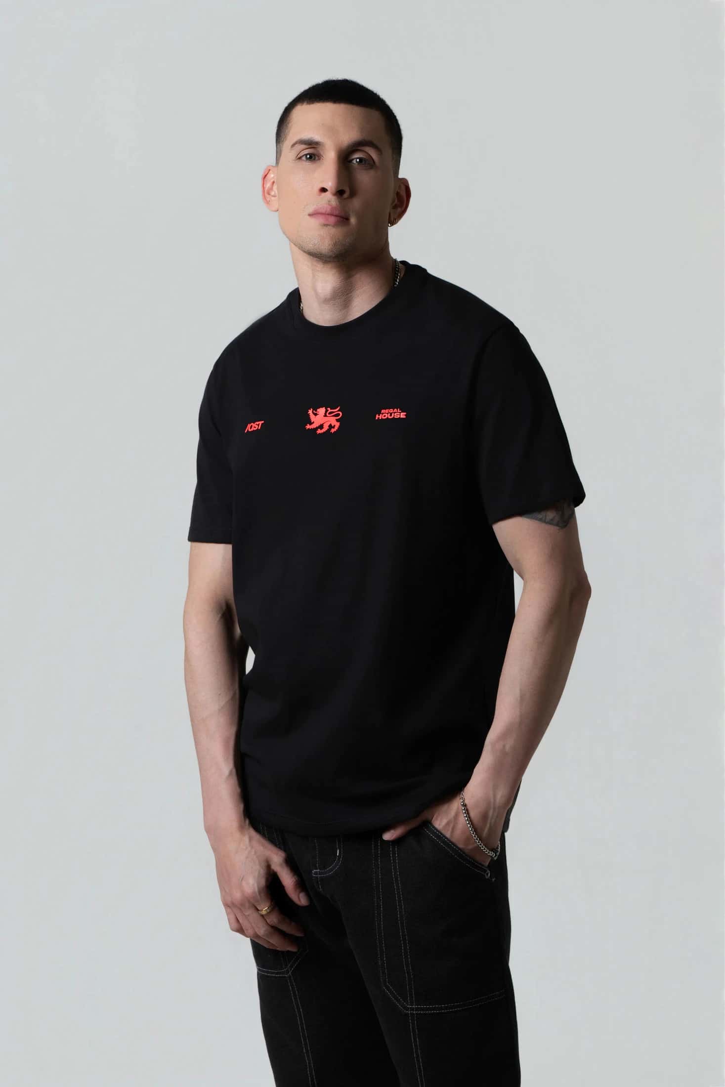 CAMISETA ESPECIAL ESTAMPADO LOCALIZADO COLOR NEGRO
