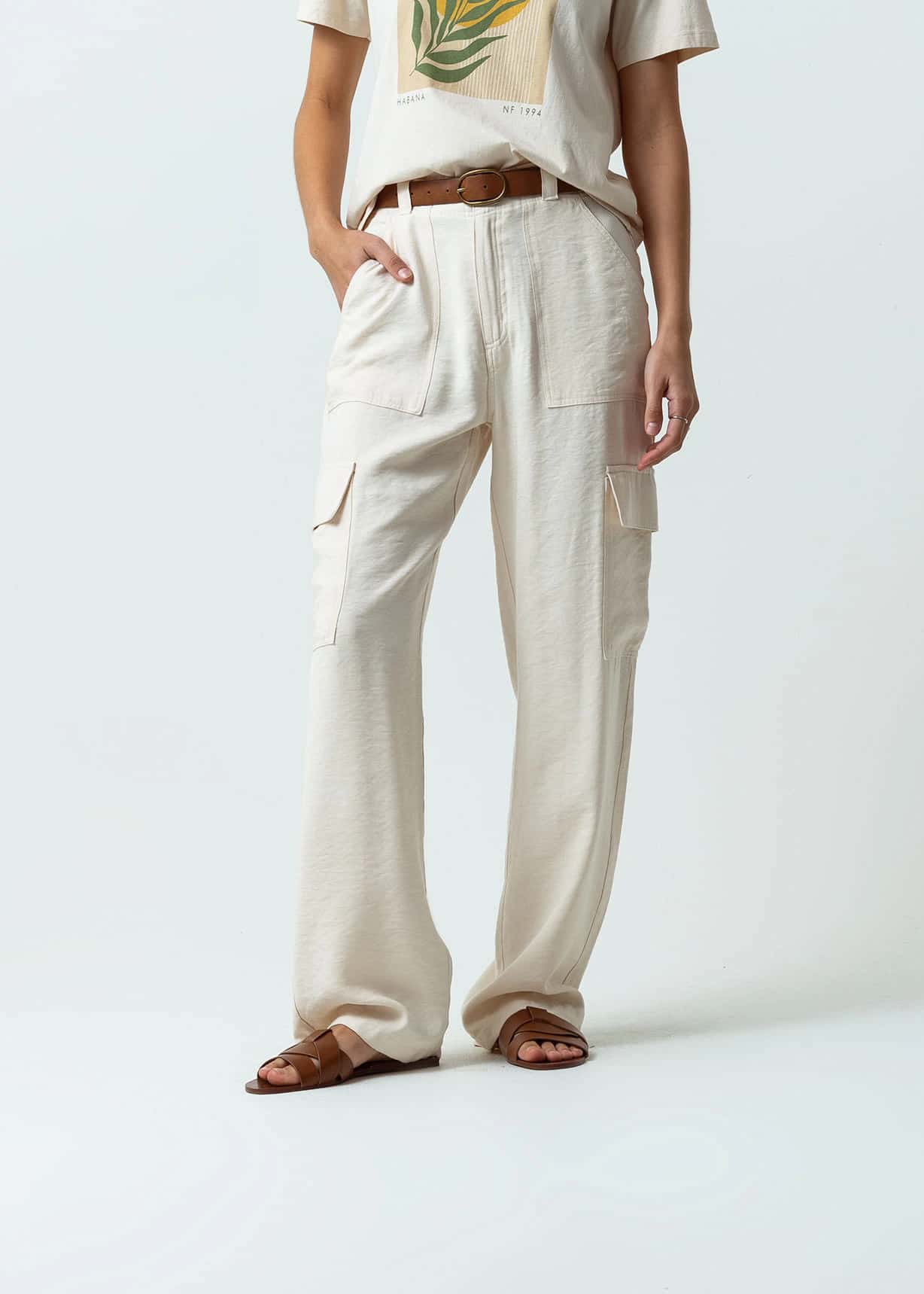 Pantalón Straight tiro alto con bolsillos tipo cargo
