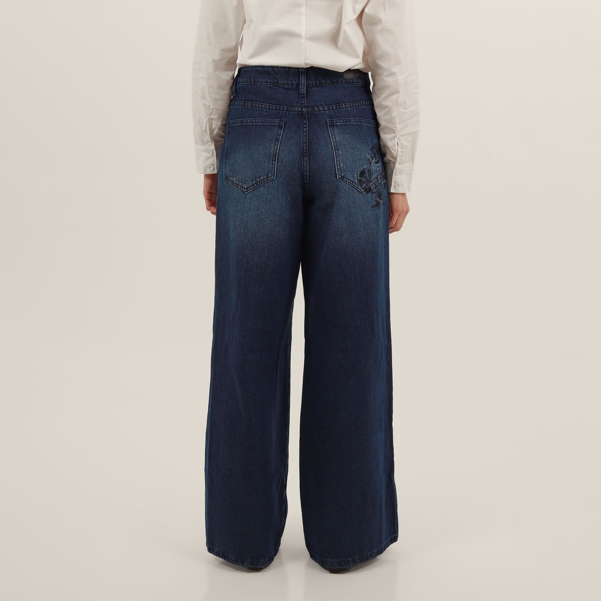 Jean bota flare con bordado y cortes - imagen 5