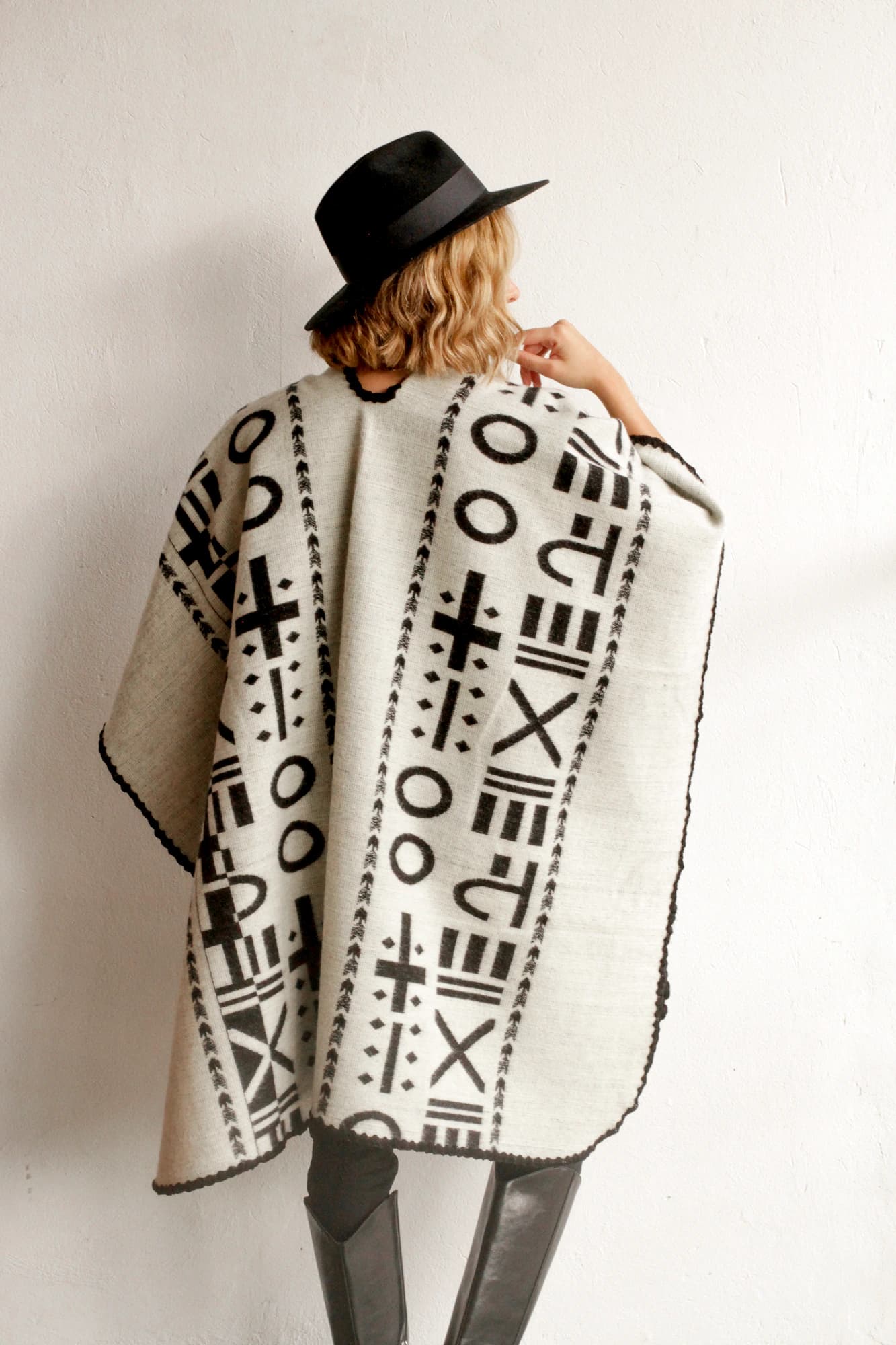 Poncho XO - Negro y blanco. - imagen 9