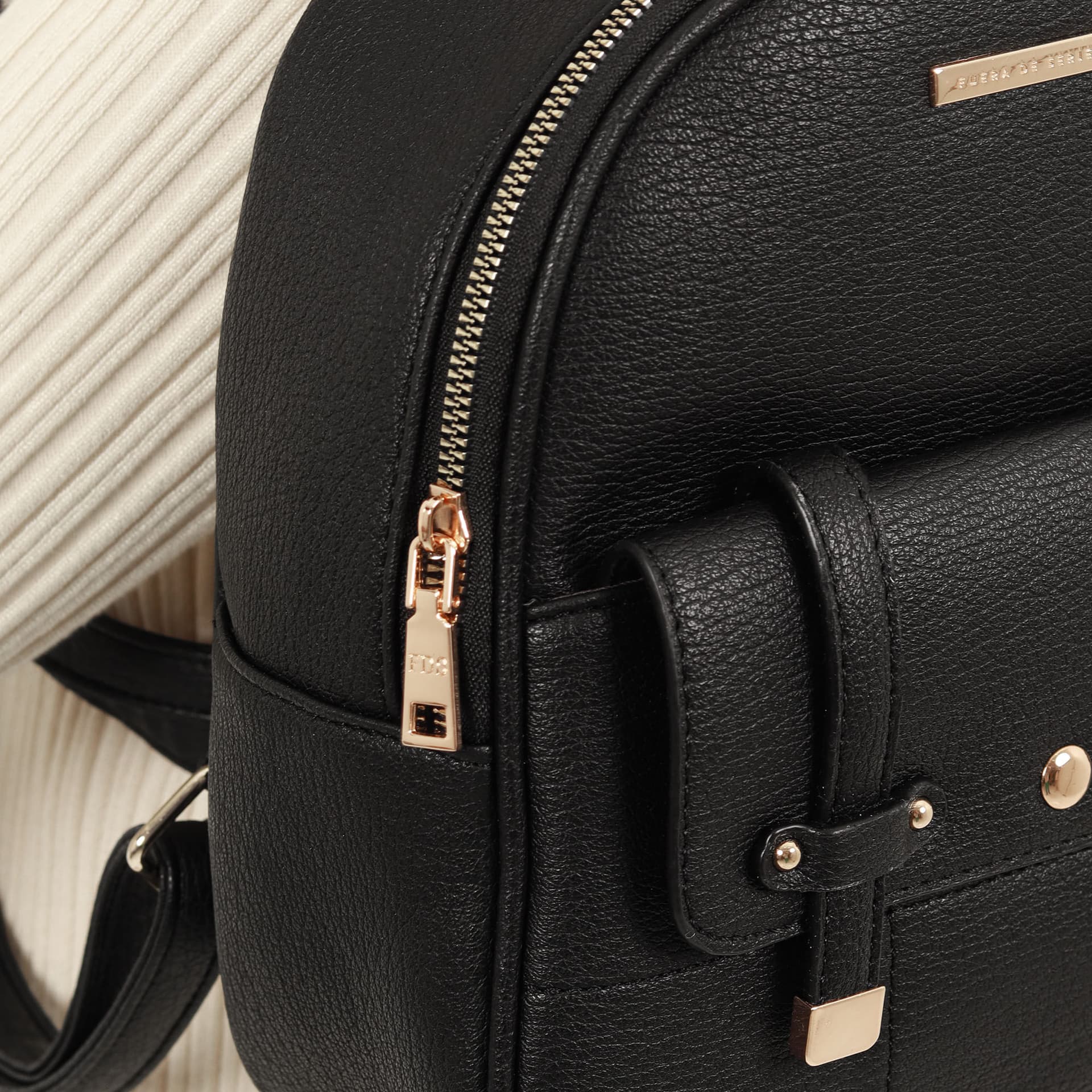 Morral mini en cuero sintético con bolsillo externo - imagen 4