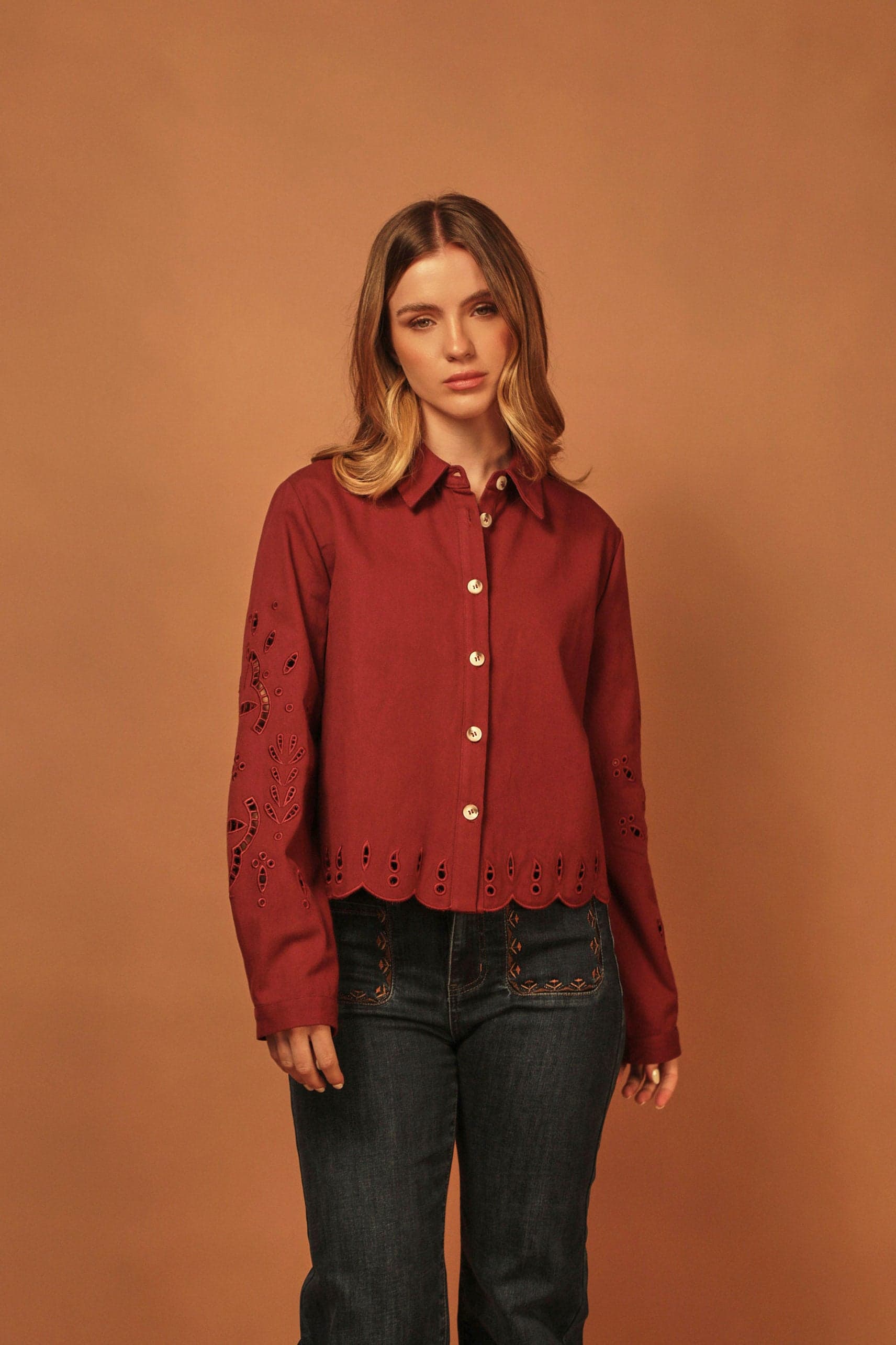 CAMI CHAQUETA BORDADO SUIZO VINO TINTO