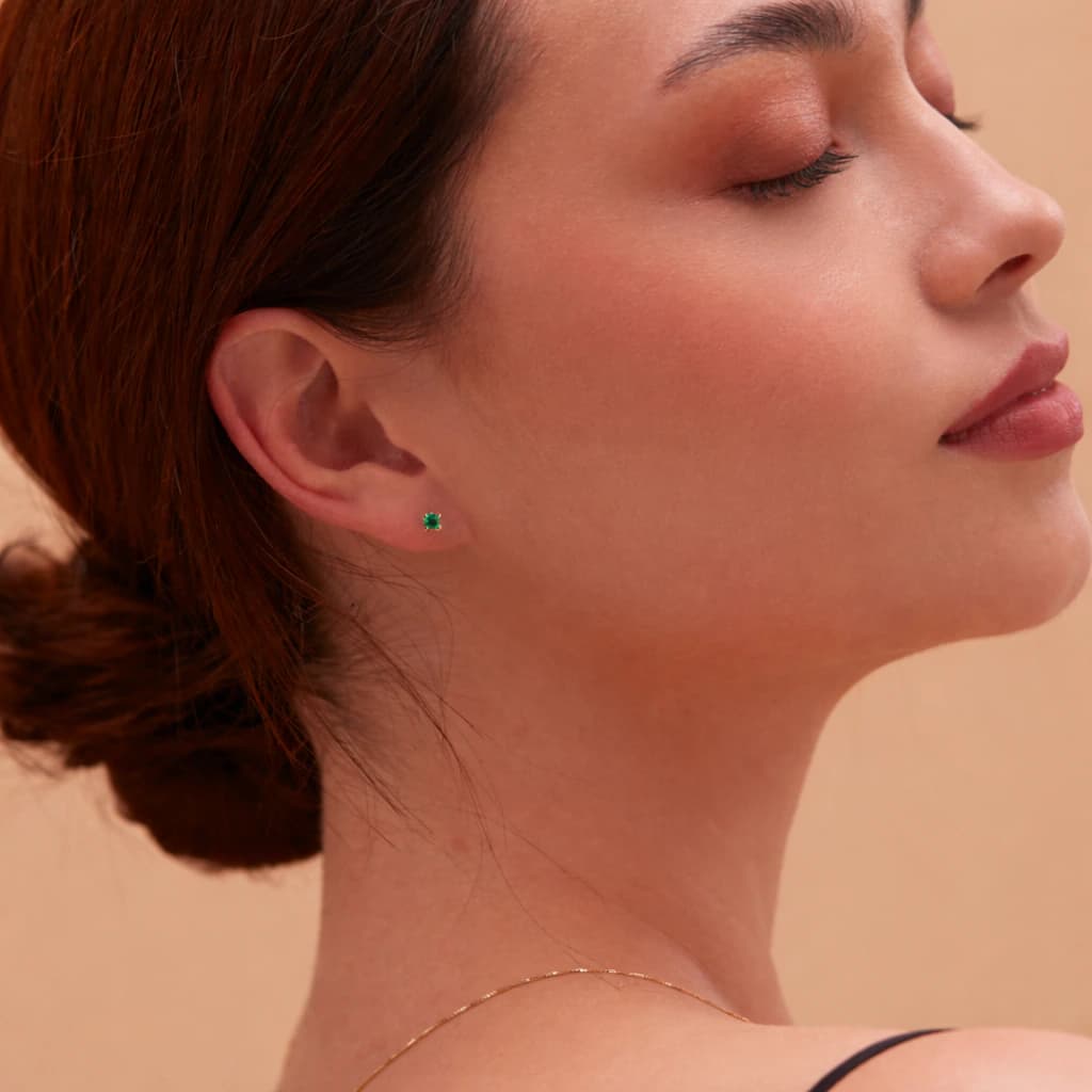 Round Emerald Studs petite”s” - imagen 2
