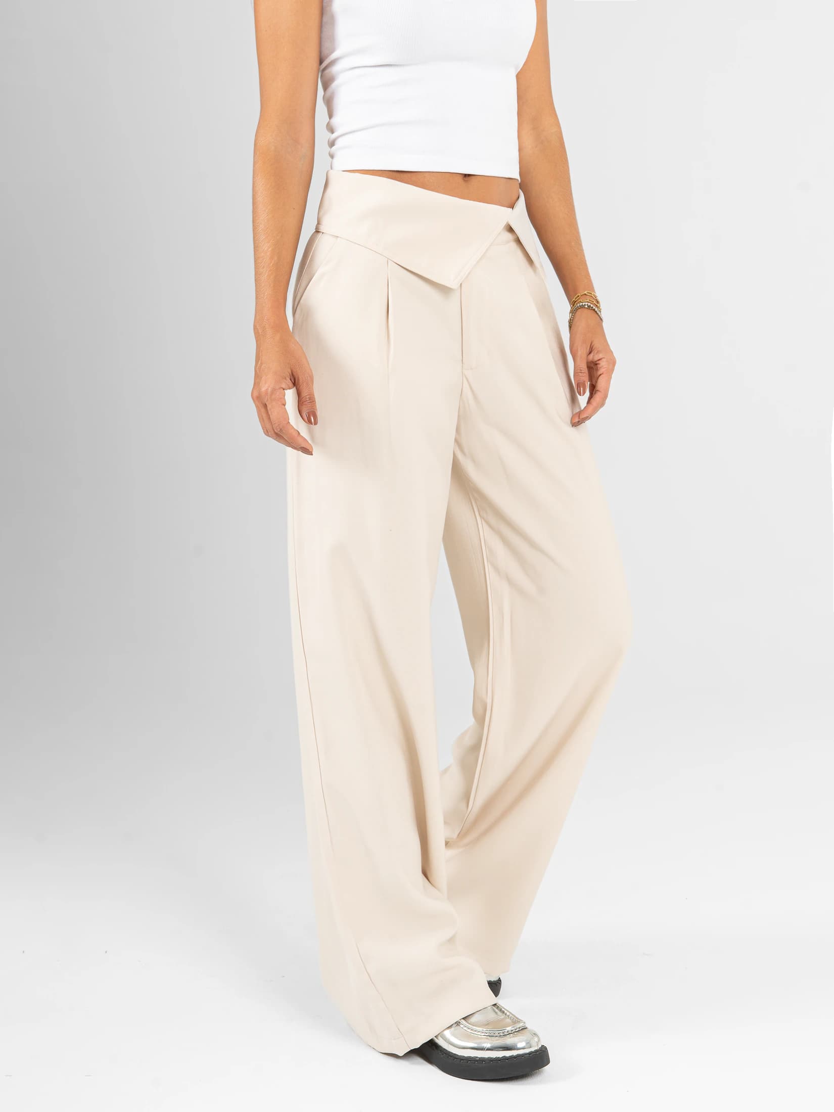 Ref: 0620469 Pantalón mom flare, detalle en pretina, tejido plano liviano, tiro alto, tono arena - imagen 3