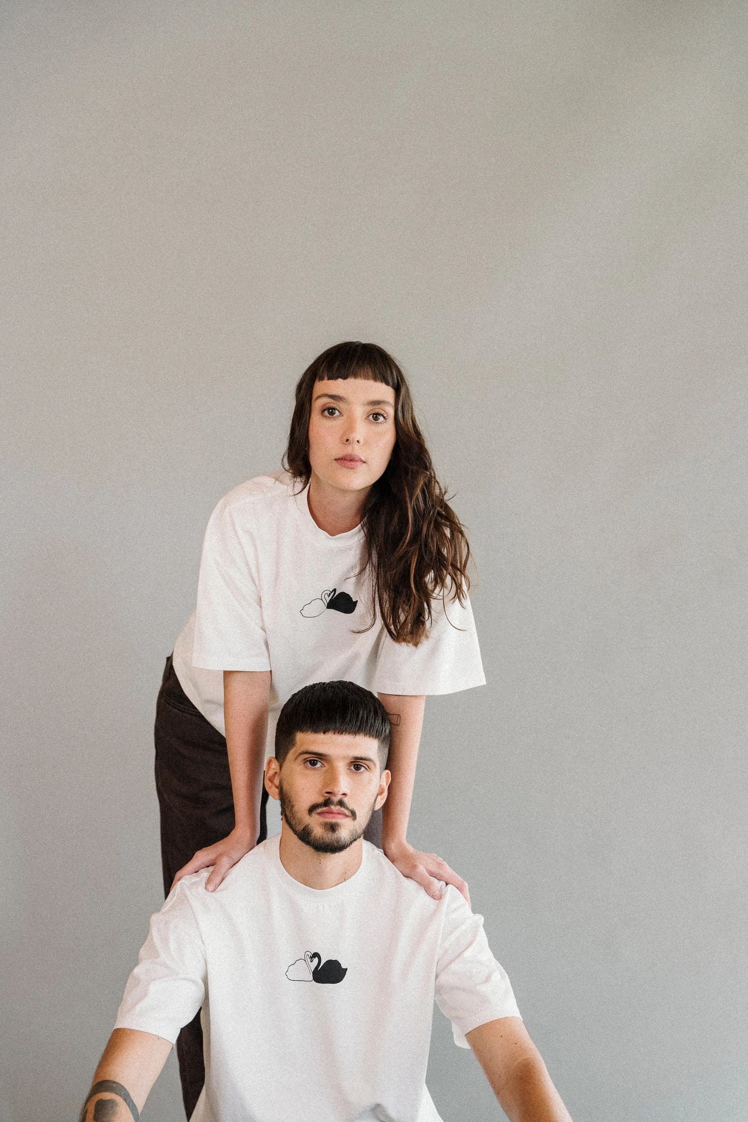 Camiseta unisex CISNES ENAMORADOS - imagen 3