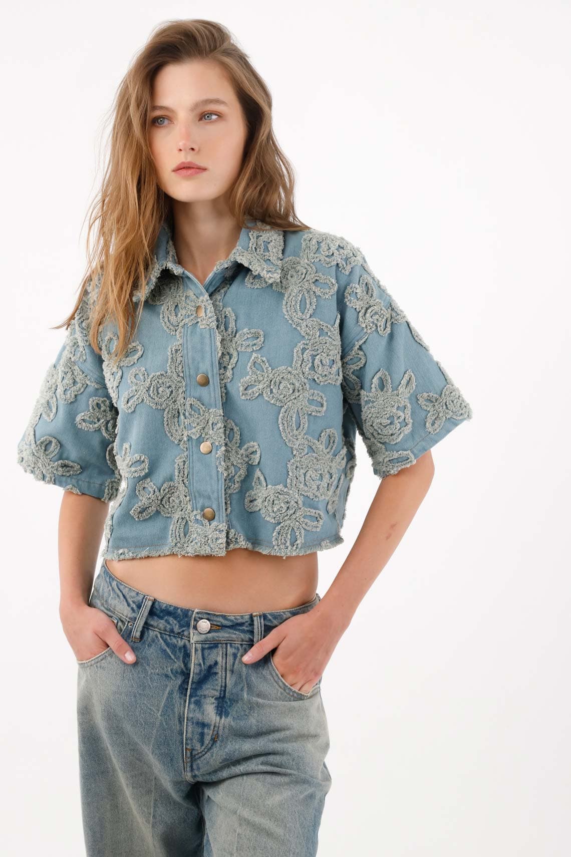 Camisa boxy crop con apliques florales en algodón azul para mujer