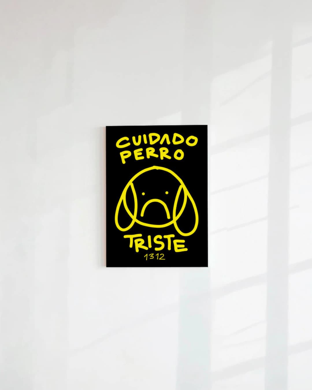 POSTAL CUIDADO PERRO TRISTE NEGRO (PAPEL 220GR) - imagen 1