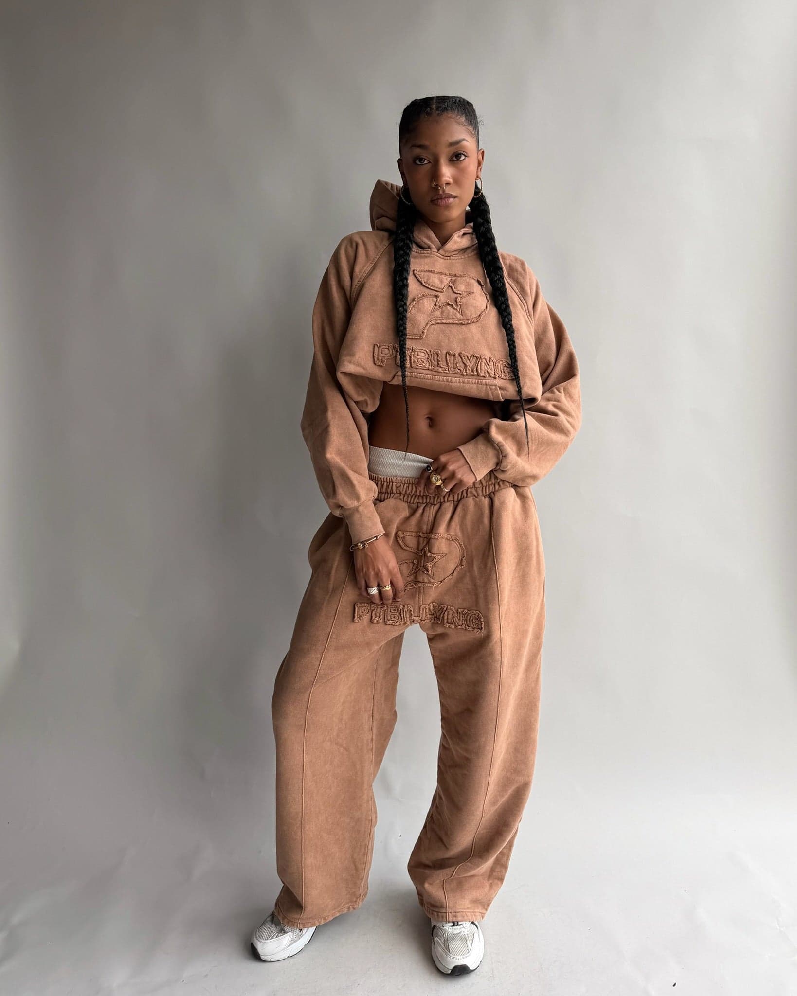 SET HOODIE + JOGGER STAR GANG CAFÉ MUJER - imagen 3