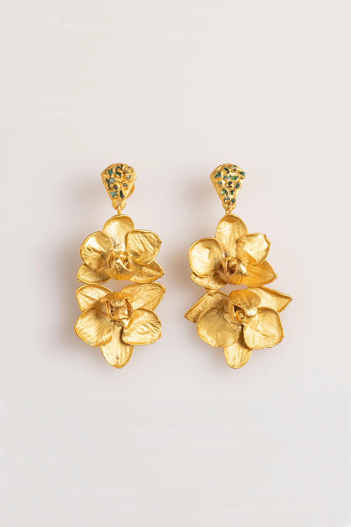 DOUBLE PHALAENOPSIS MINI AND ROUGH EMERALD EARRINGS