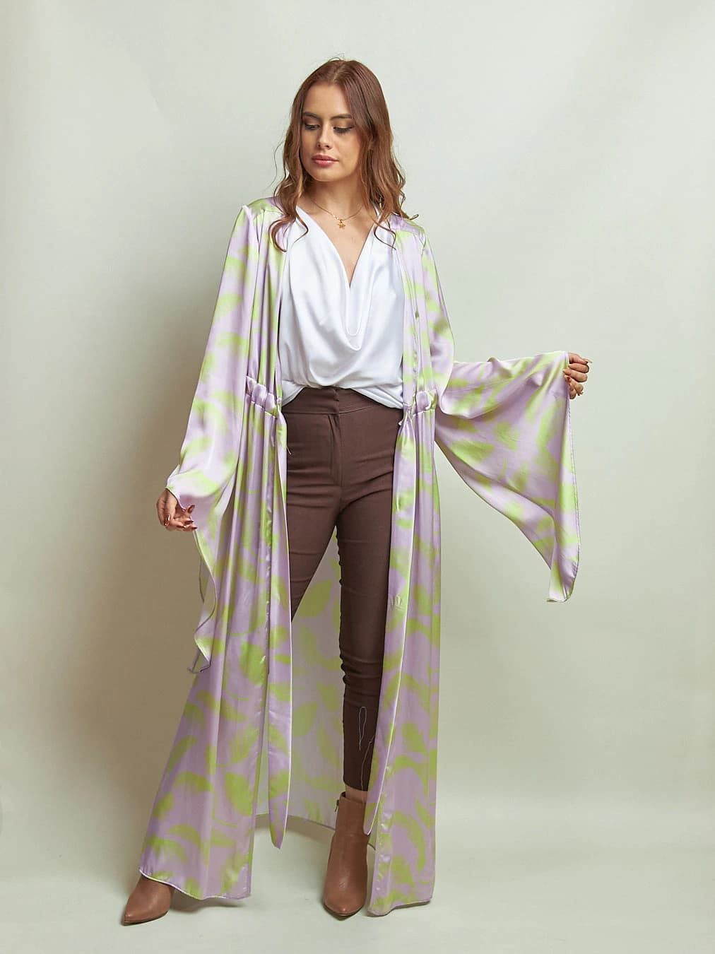 Kimono Lavanda Plumas Lila+Neon Estampado - imagen 3