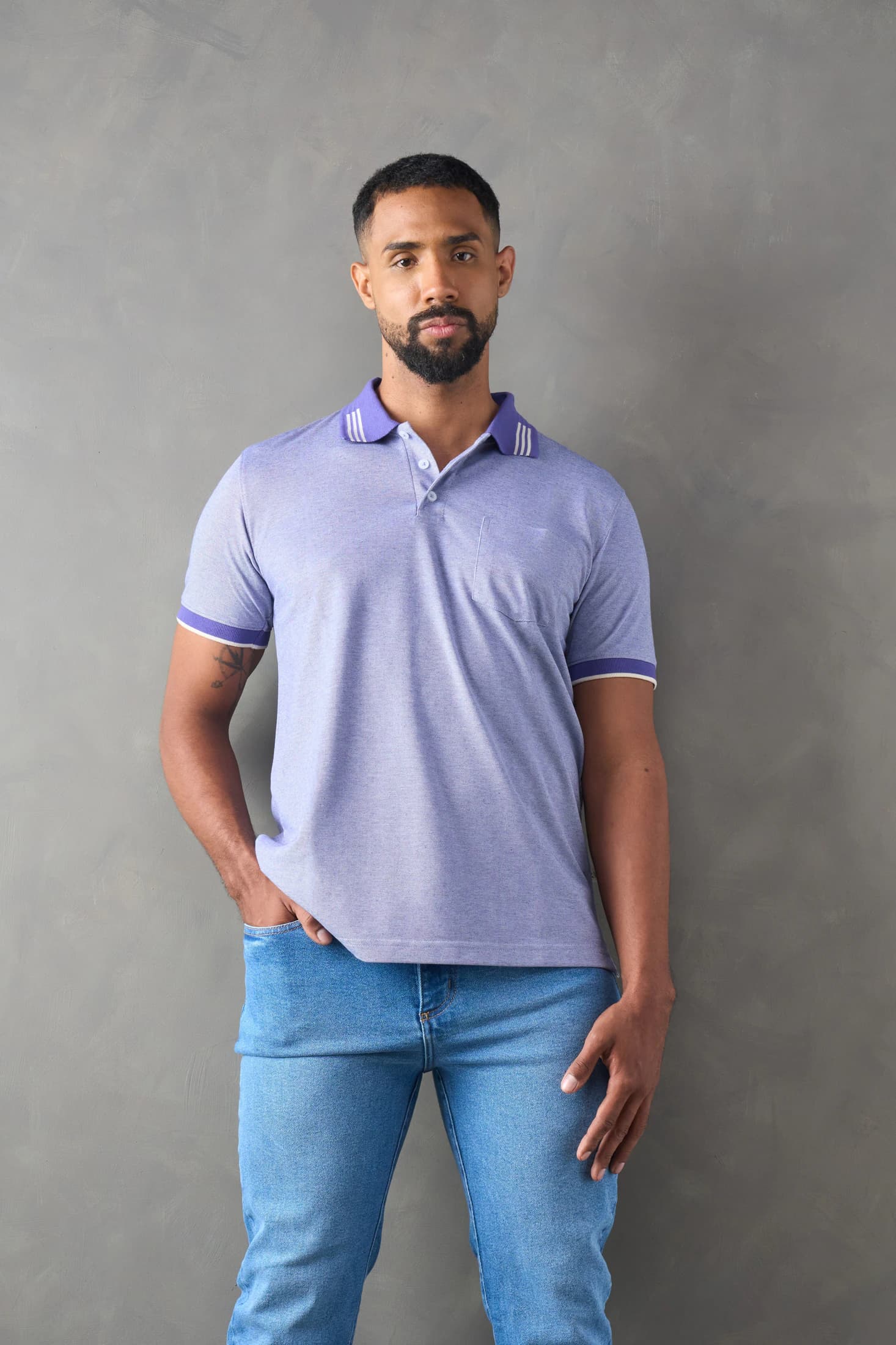 Camiseta tipo polo regular fit morado
