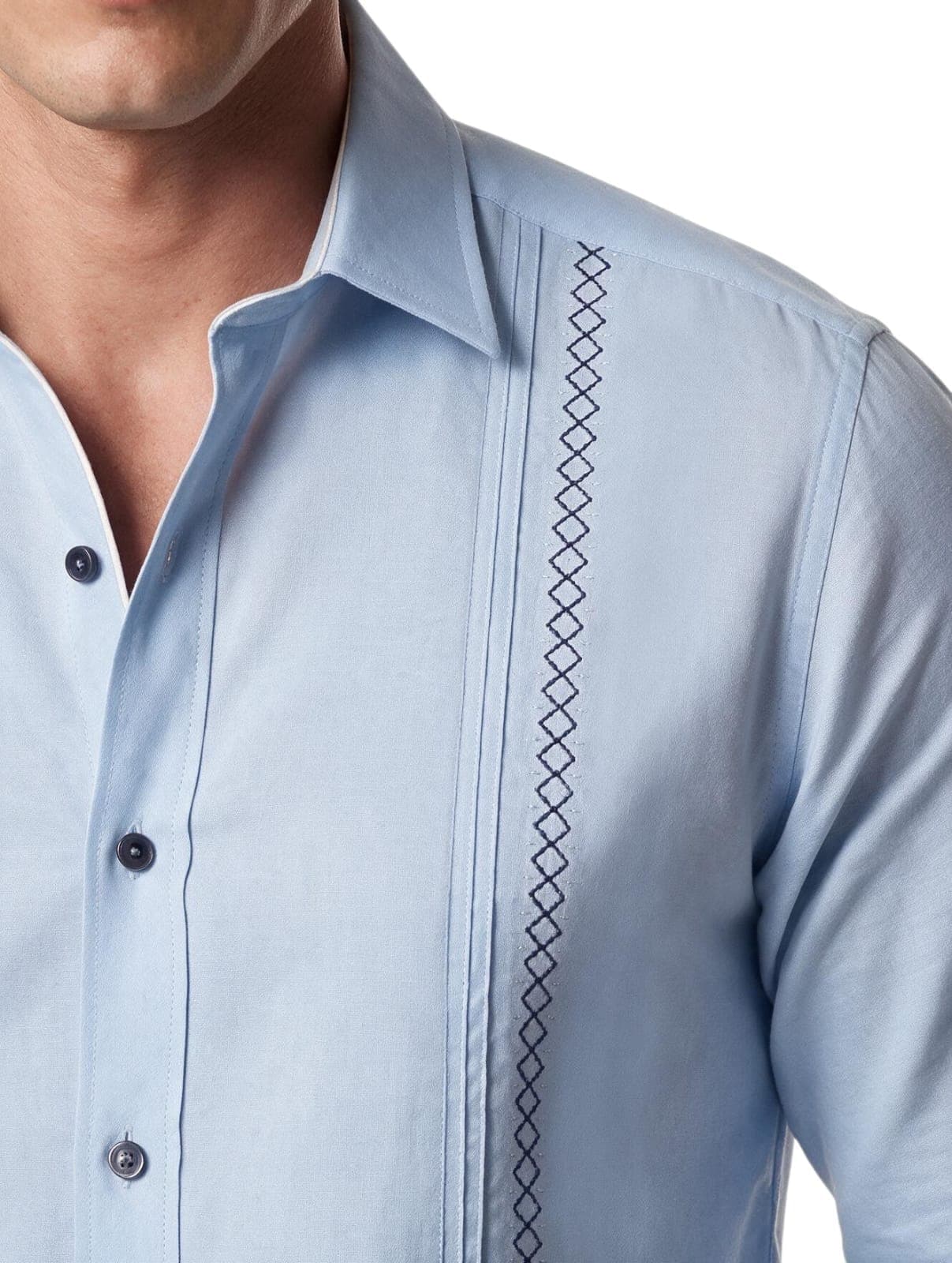 Guayabera azul manga larga con bordado - imagen 3