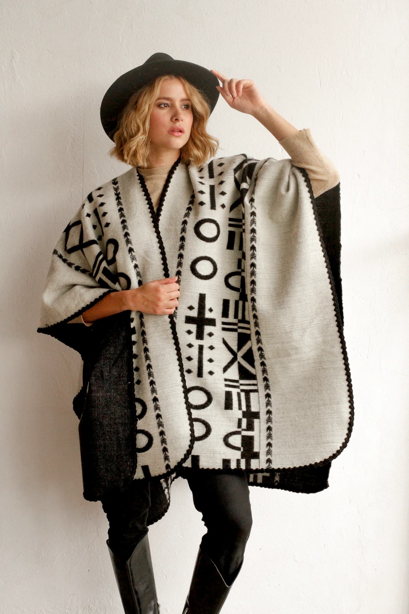 Poncho XO - Negro y blanco. - imagen 4