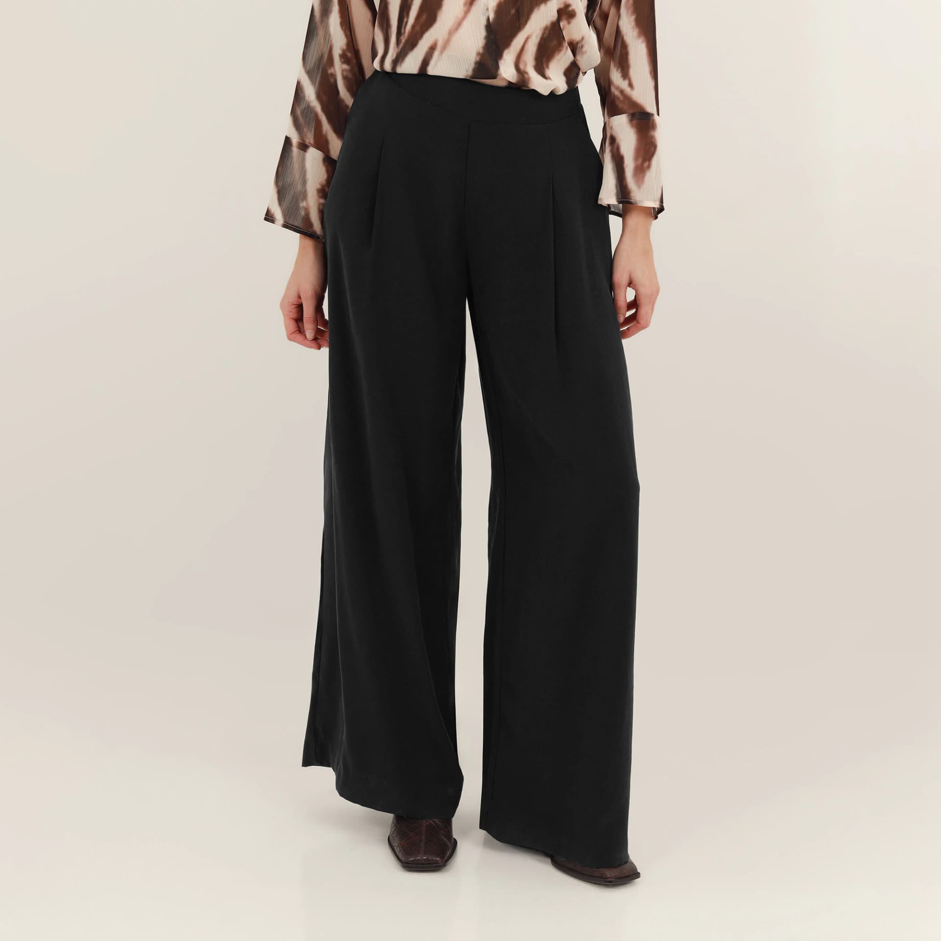 Pantalón palazzo con elástico y prenses - imagen 4