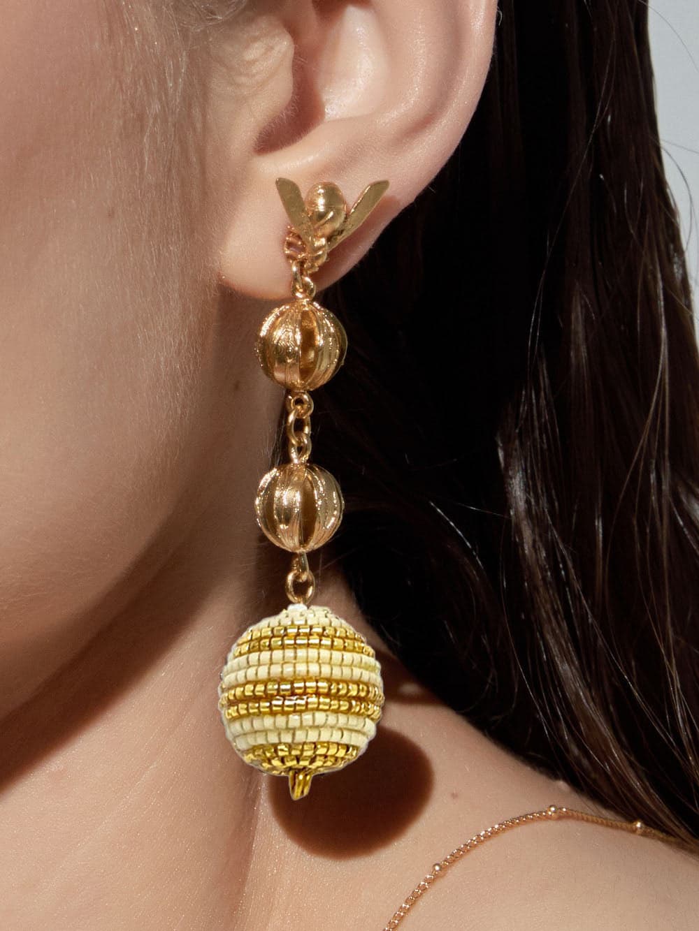 Aretes largos transición beige dorado - imagen 2