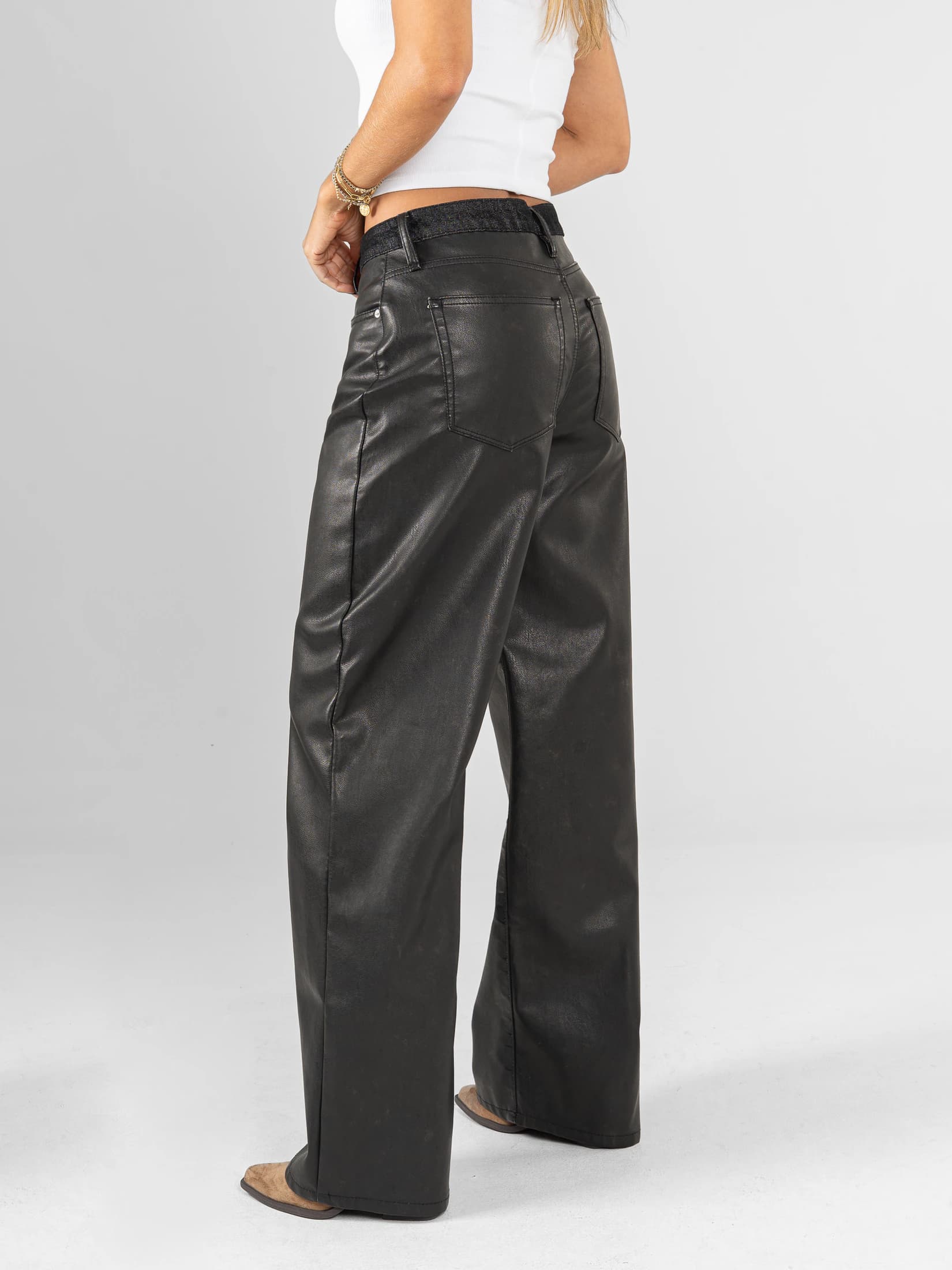 Ref: 0620434 Jean wide leg, rígido, tiro alto, tipo cuero, pretina en denim rígido, tono negro - imagen 4