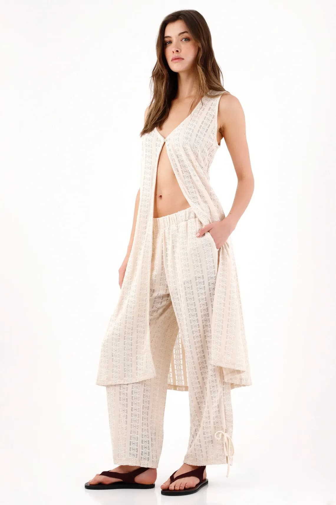 Pantalón wide leg con tejido calado en color crema para mujer