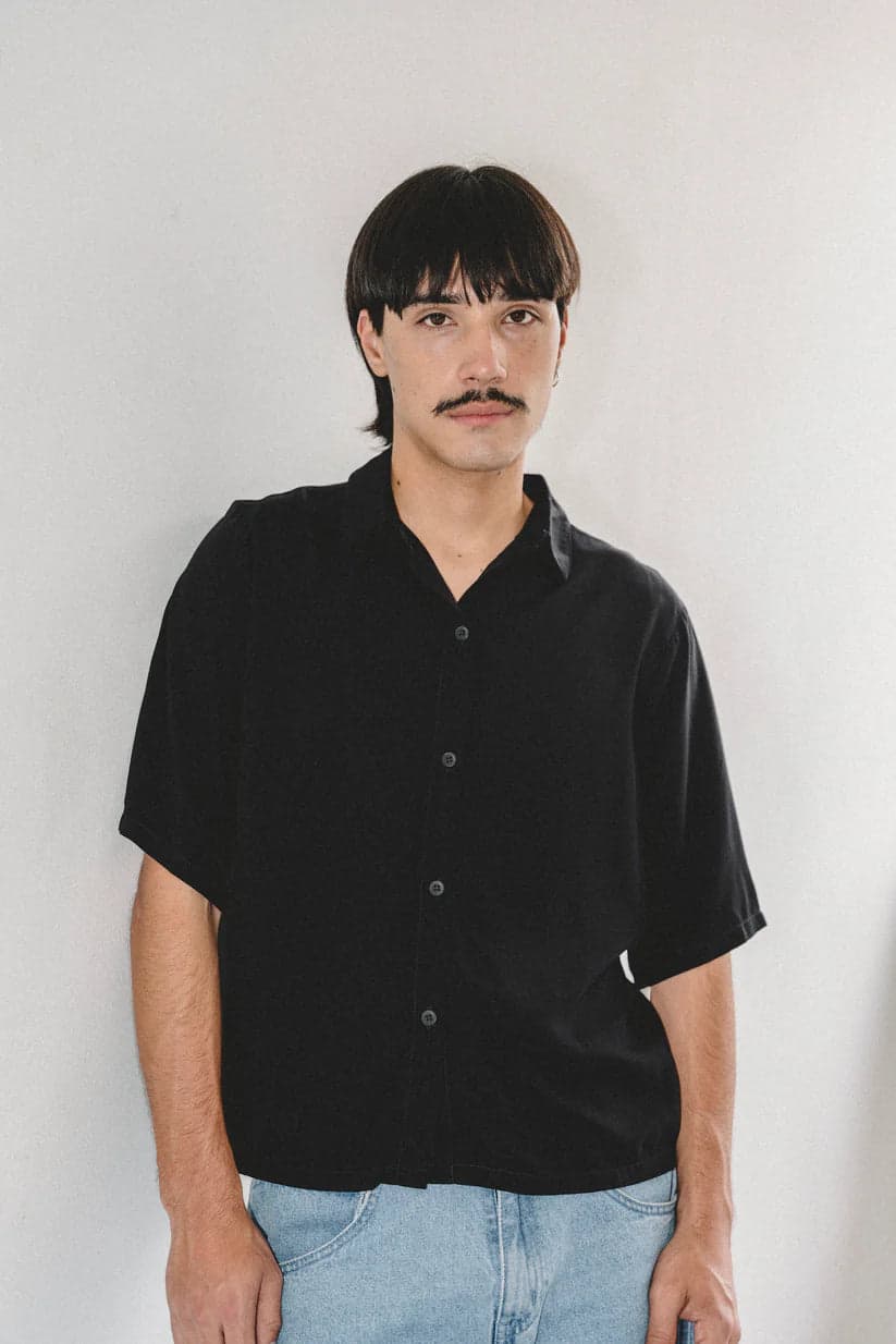CAMISA TODA NEGRA- UNISEX - imagen 1