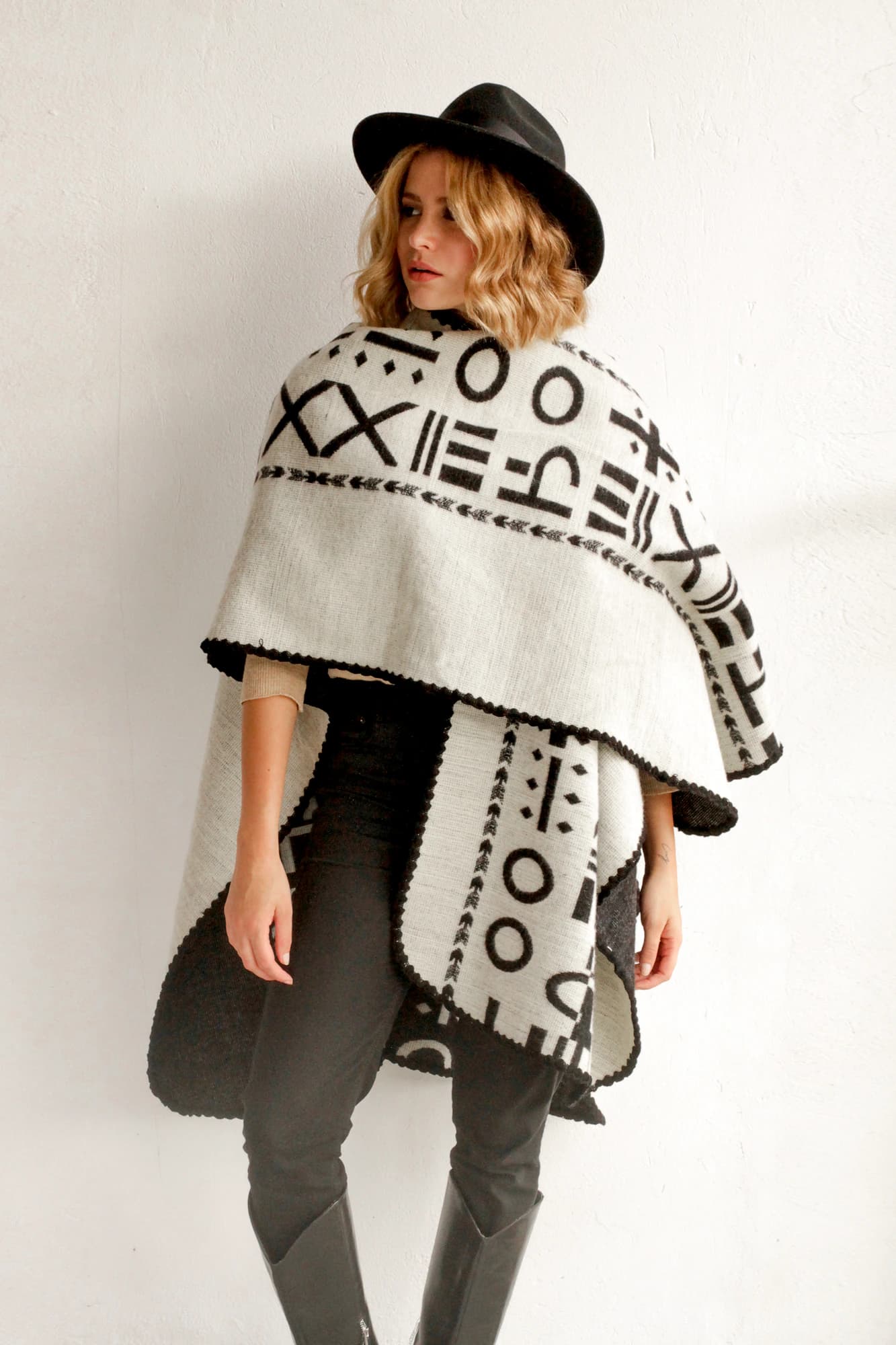 Poncho XO - Negro y blanco. - imagen 8