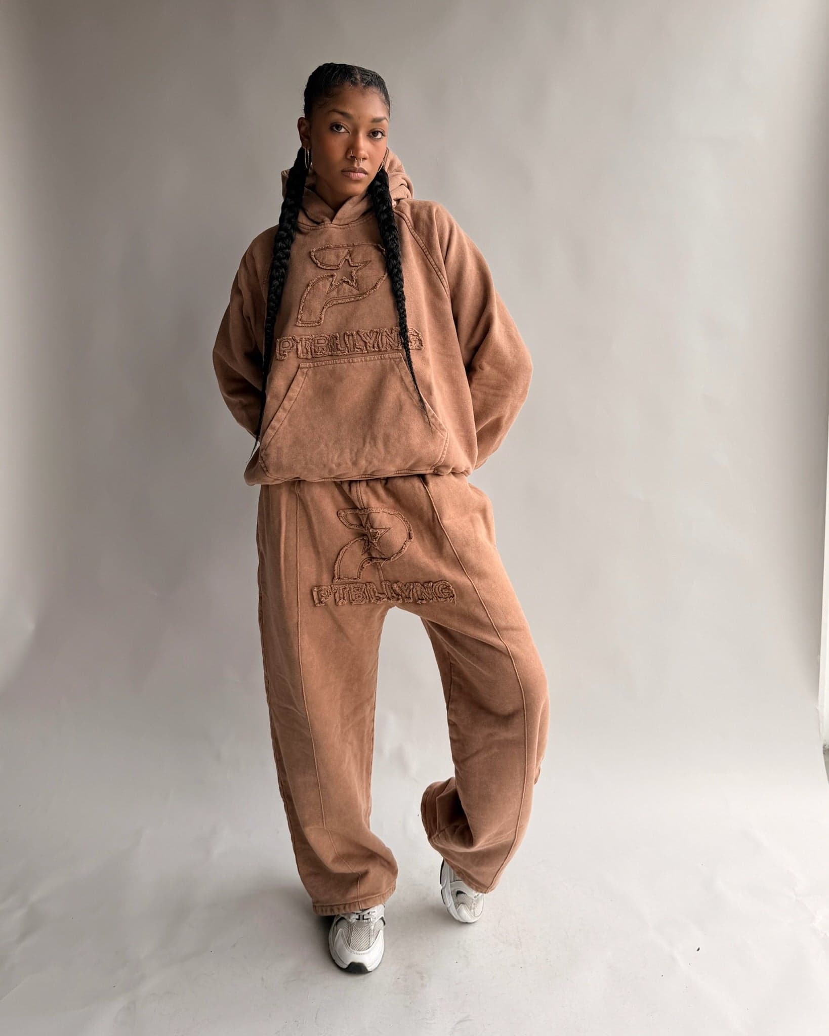 SET HOODIE + JOGGER STAR GANG CAFÉ MUJER - imagen 2