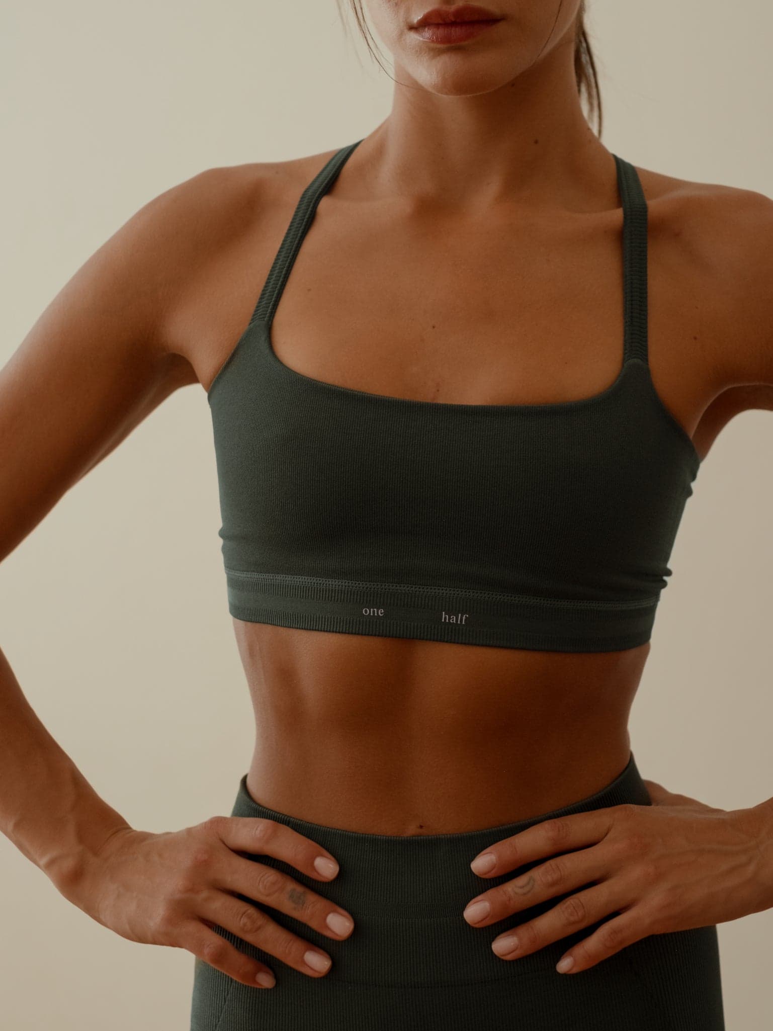 PULSE STRAP SEAMLESS TOP - PESTO - imagen 1