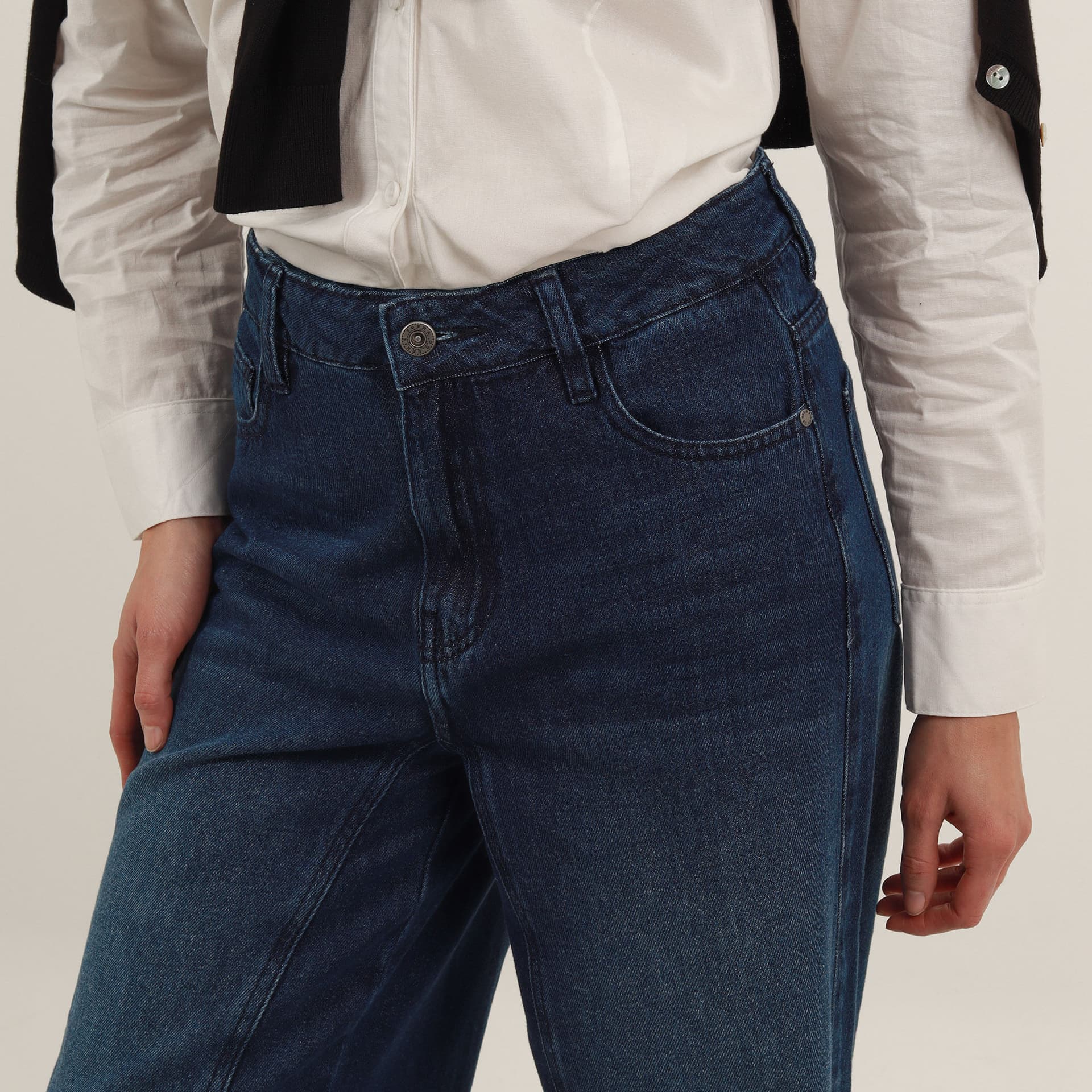 Jean bota flare con bordado y cortes - imagen 4