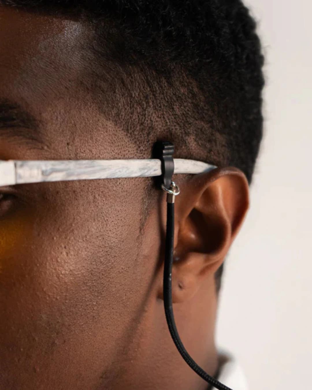 CUELGA GAFAS ALCORNOQUE AZABACHE - imagen 4