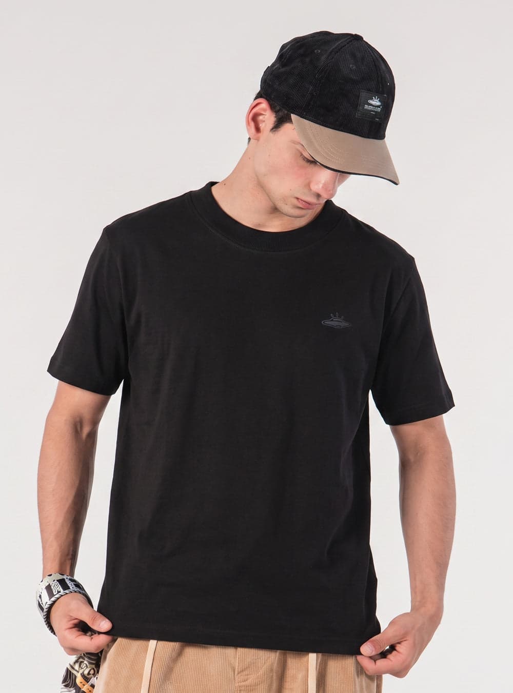 Camiseta Regular Fit  básica Ovni negra