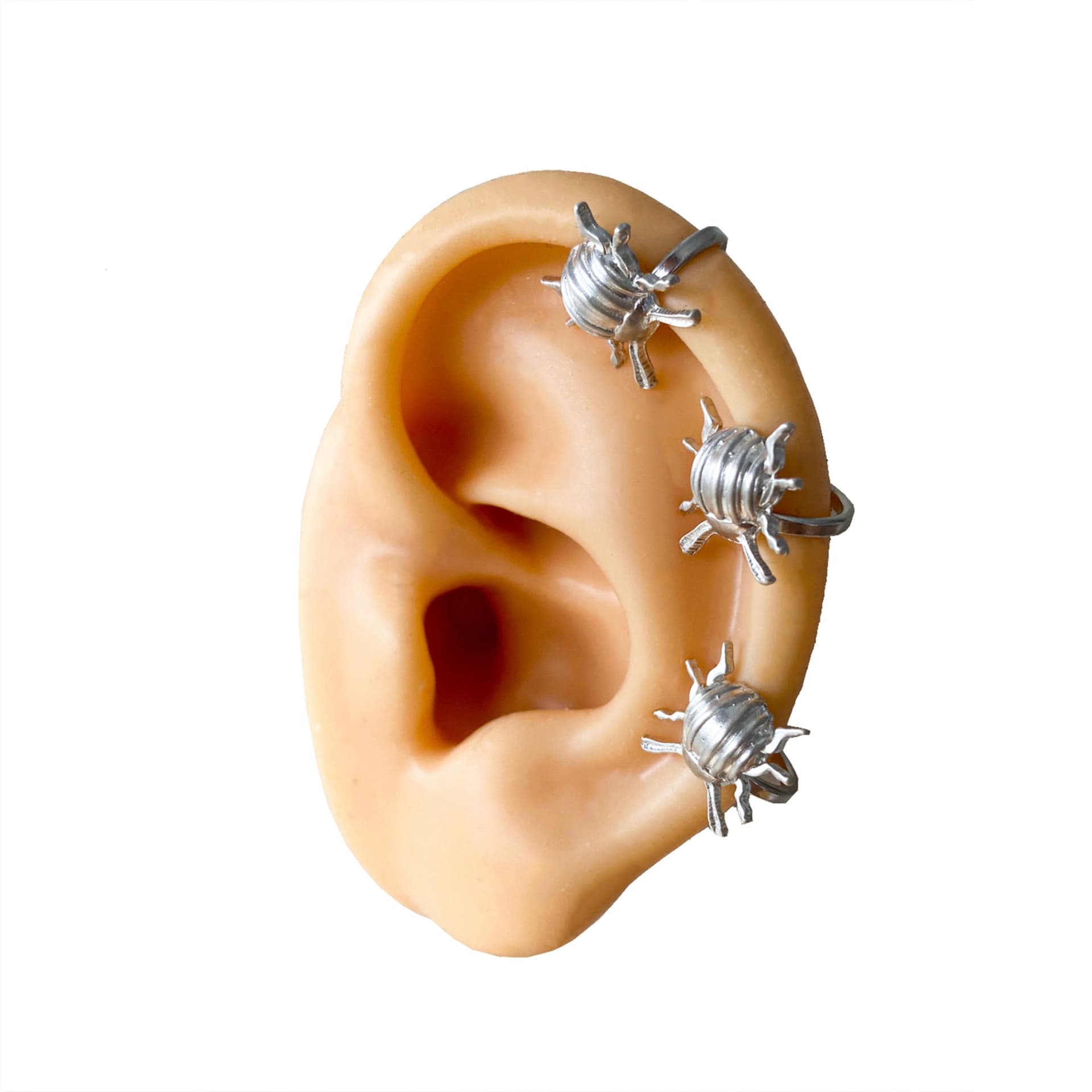 Tiny Beetle Ear Cuff - imagen 3