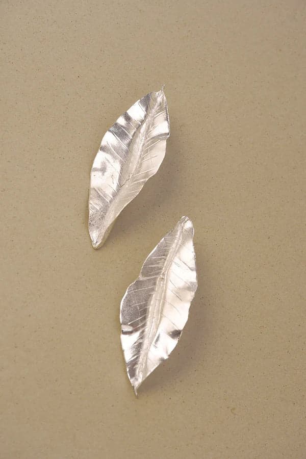 ARETES MAXI HOJAS HUITO PLATA - imagen 3