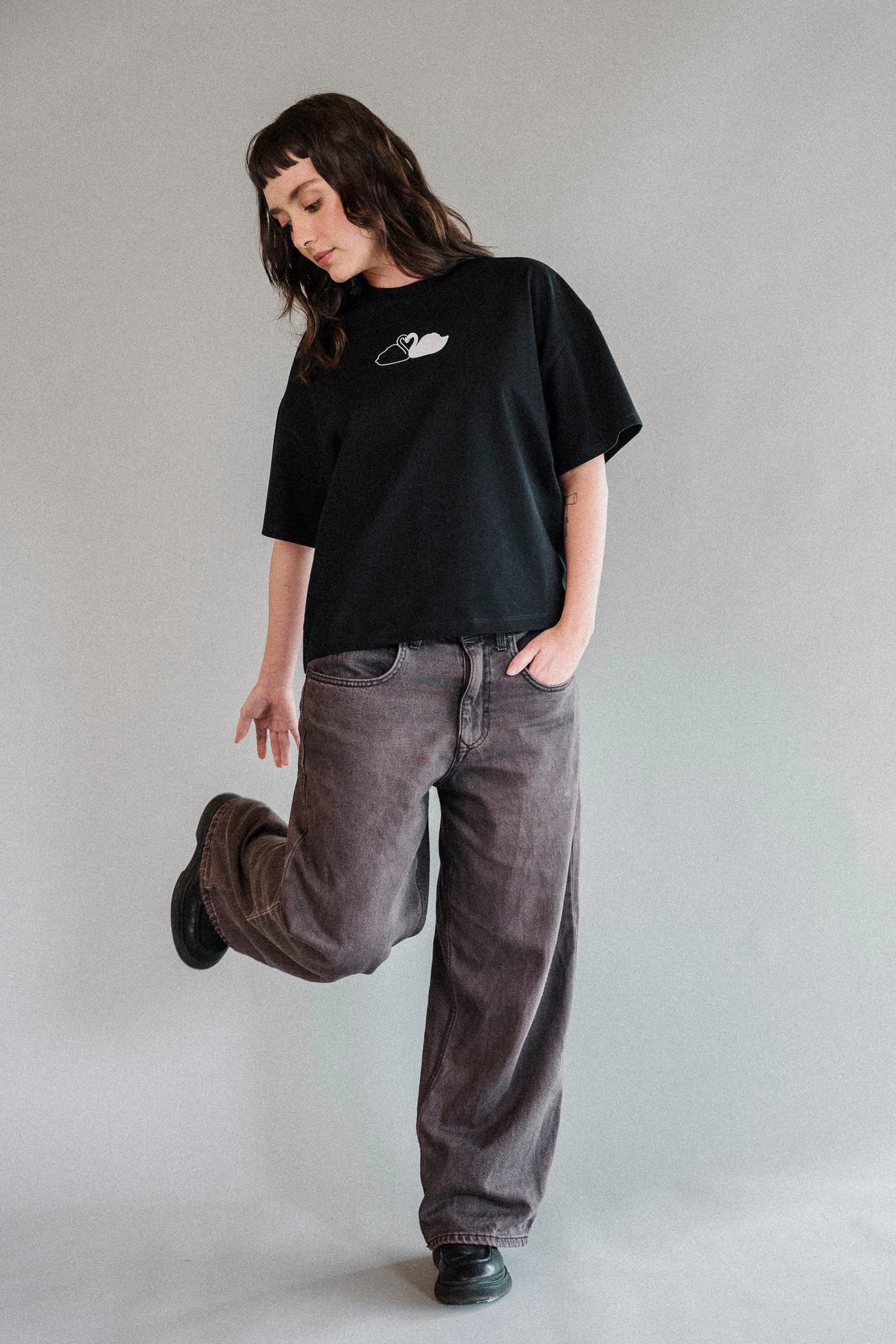 Camiseta unisex CISNES ENAMORADOS - imagen 2
