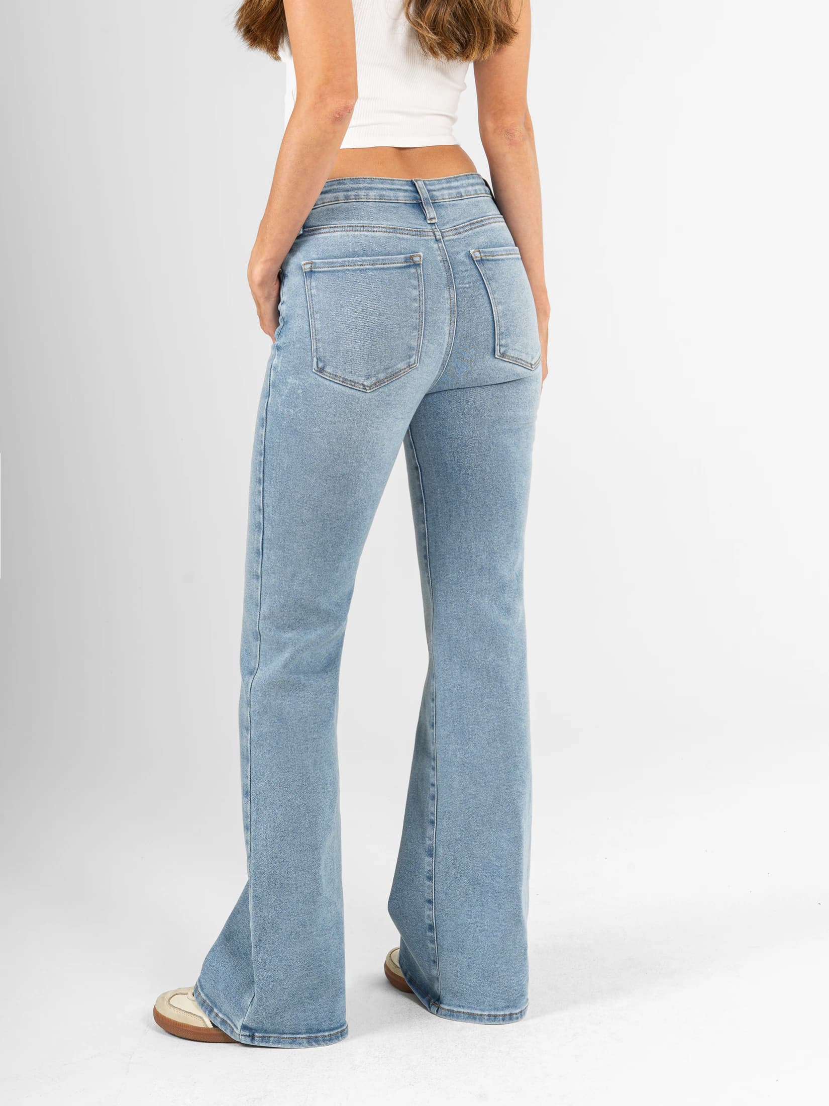 Ref: 066622 Jean flare stretch, bota ancha, tiro alto, tono azul medio - imagen 2