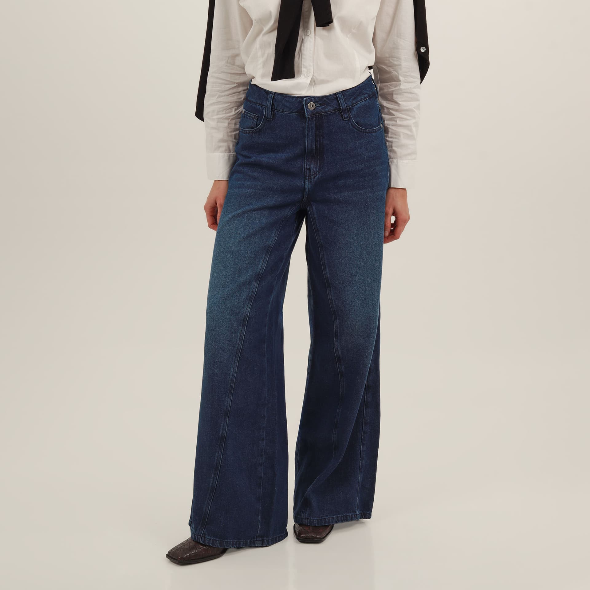 Jean bota flare con bordado y cortes - imagen 3