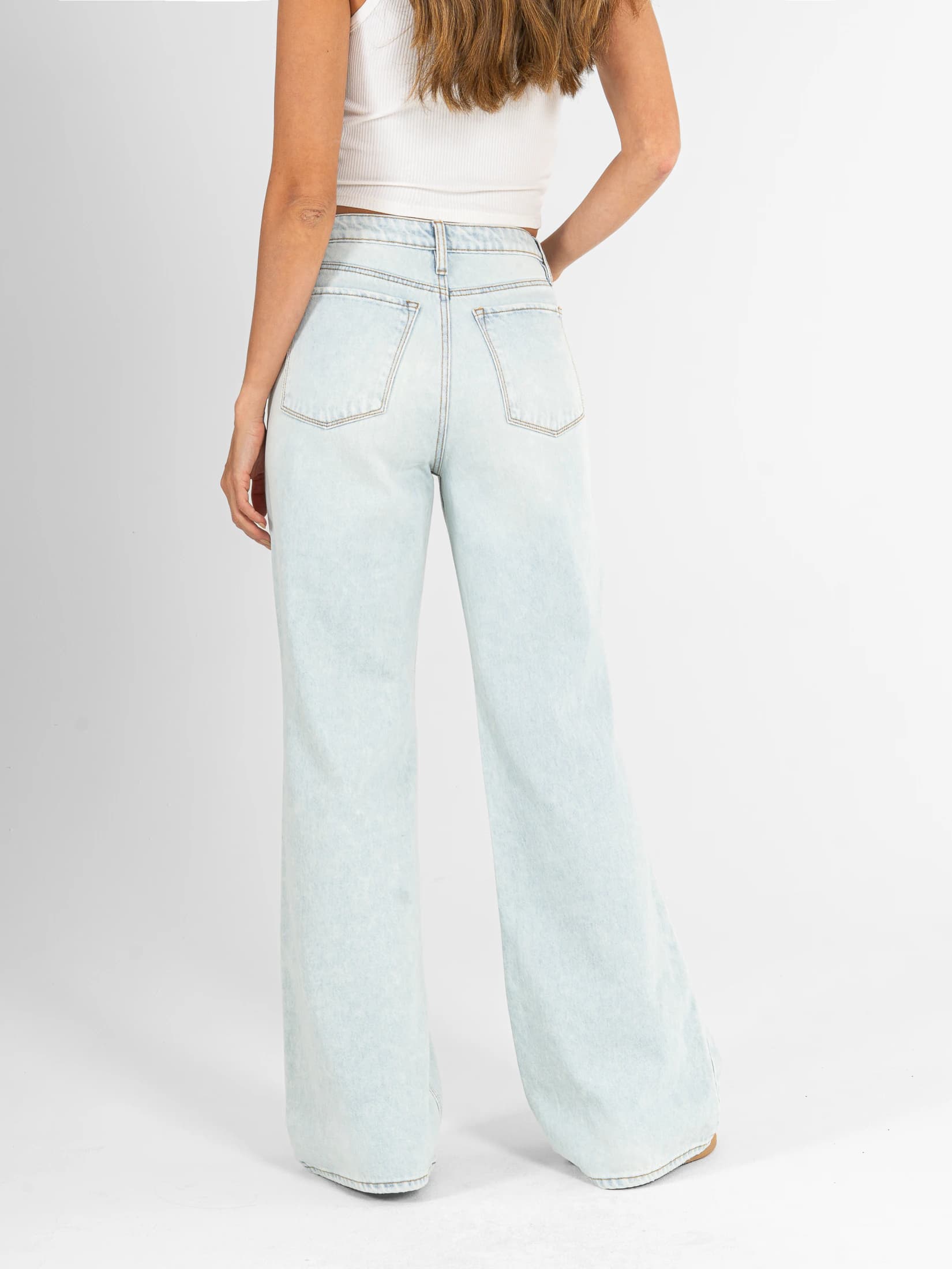 Ref: 066613 Jean mom flare, rígido, tiro alto, diseño cinco bolsillo, tono azul claro - imagen 3